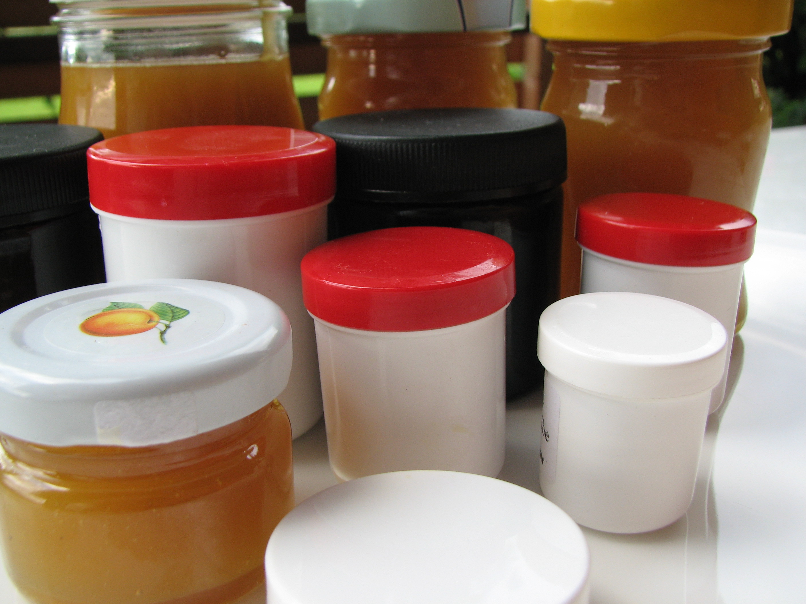 <p>Nach dem Ausschwitzen gut verschließen. Vorne links: Marmelade oder Balsam? Also <strong data-userway-font-size="12">beschriften</strong>!</p>