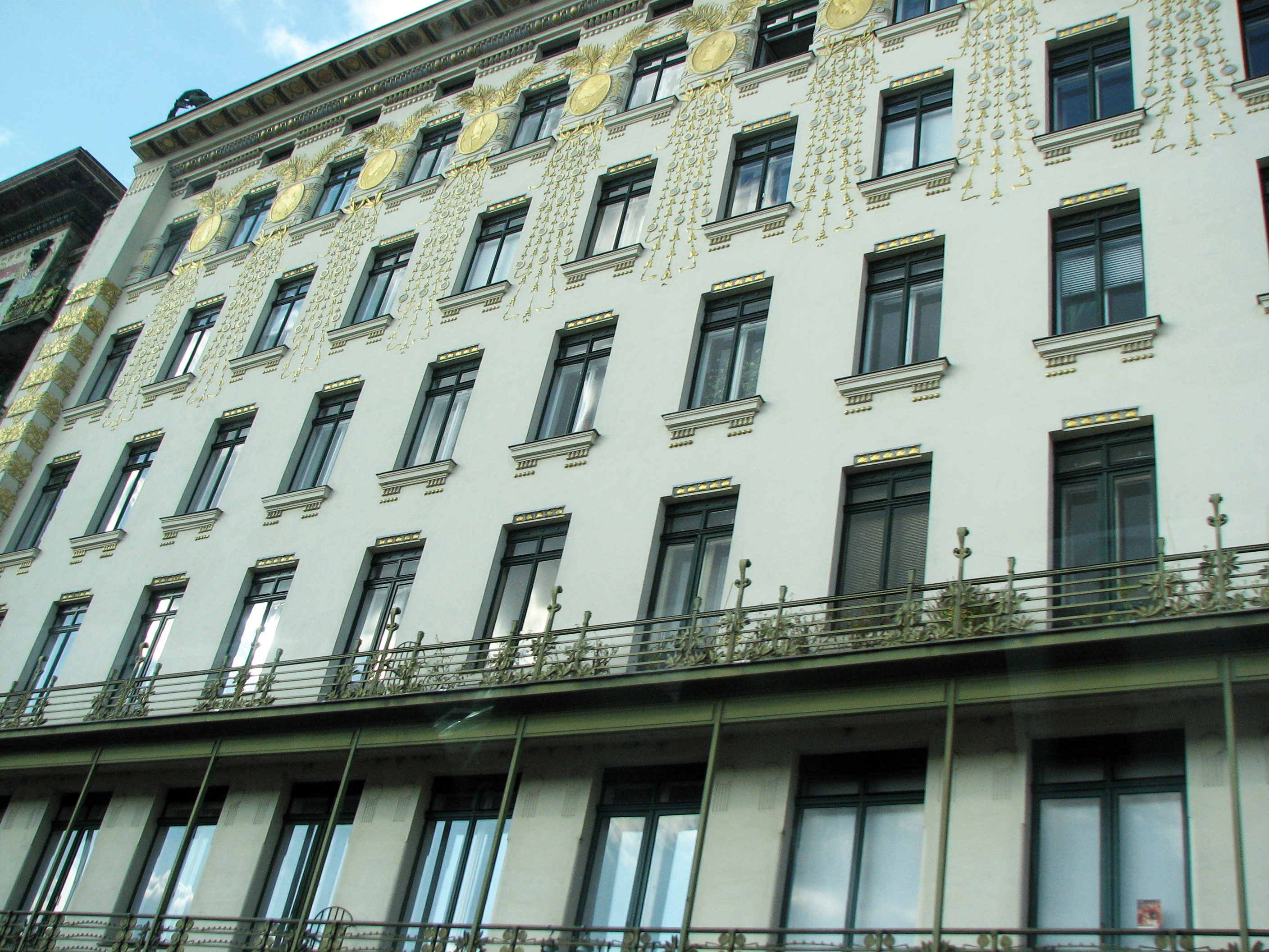 <p> Uiii, da werden trotz aller Fassadenschönheit Freiluft-Kräuter gepflegt! :)</p>