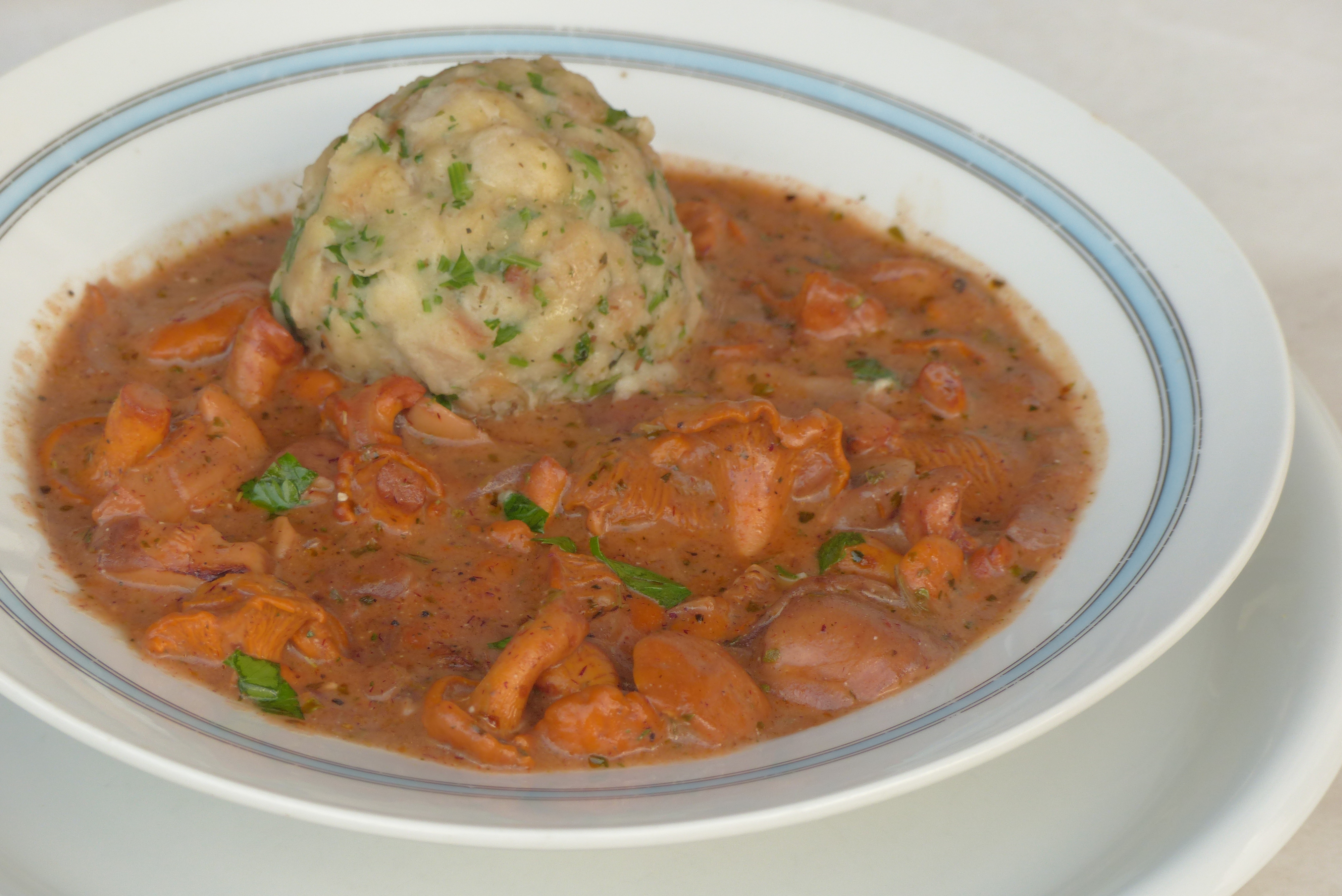 <p>Da schlägt nicht nur das österreichische Herz höher: <a href="/node/5133">Schwammerlgulasch </a>mit Semmelknödel! -  Auch seine Varianten würden gut dazupassen.</p>