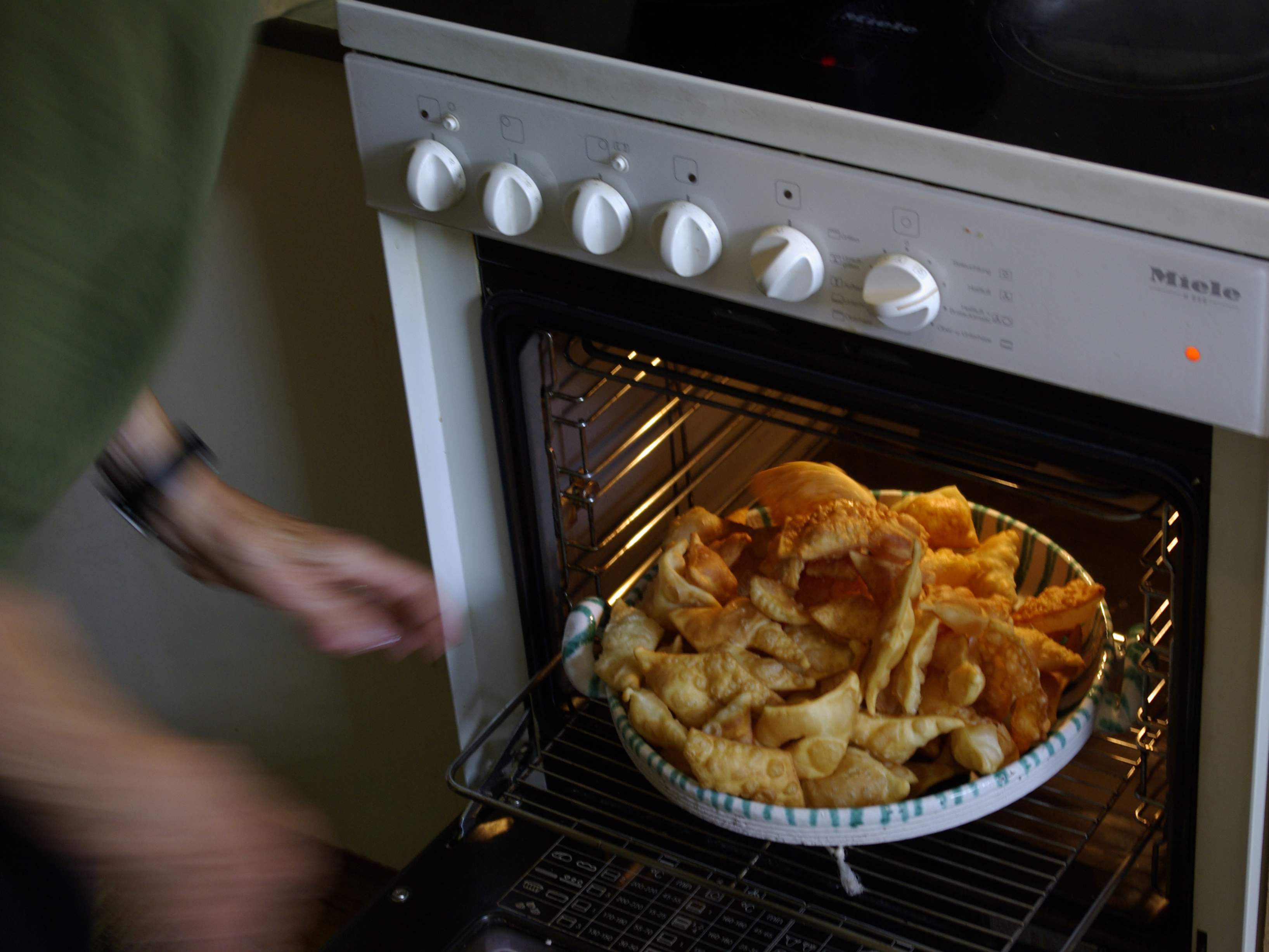 <p>Bereits abgetropft werden die Polsterzipf im Backrohr warm gehalten.</p>