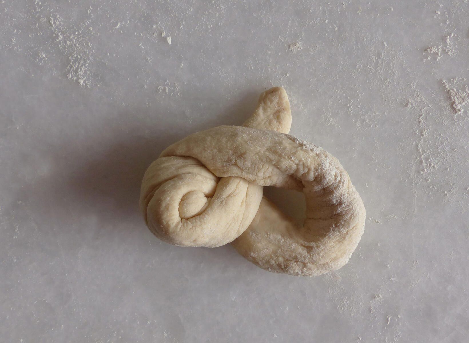 <p>Einstrangzopf - 4. Schritt:<strong> </strong></p><p>Das Strangende wurde durchgefädelt.</p>