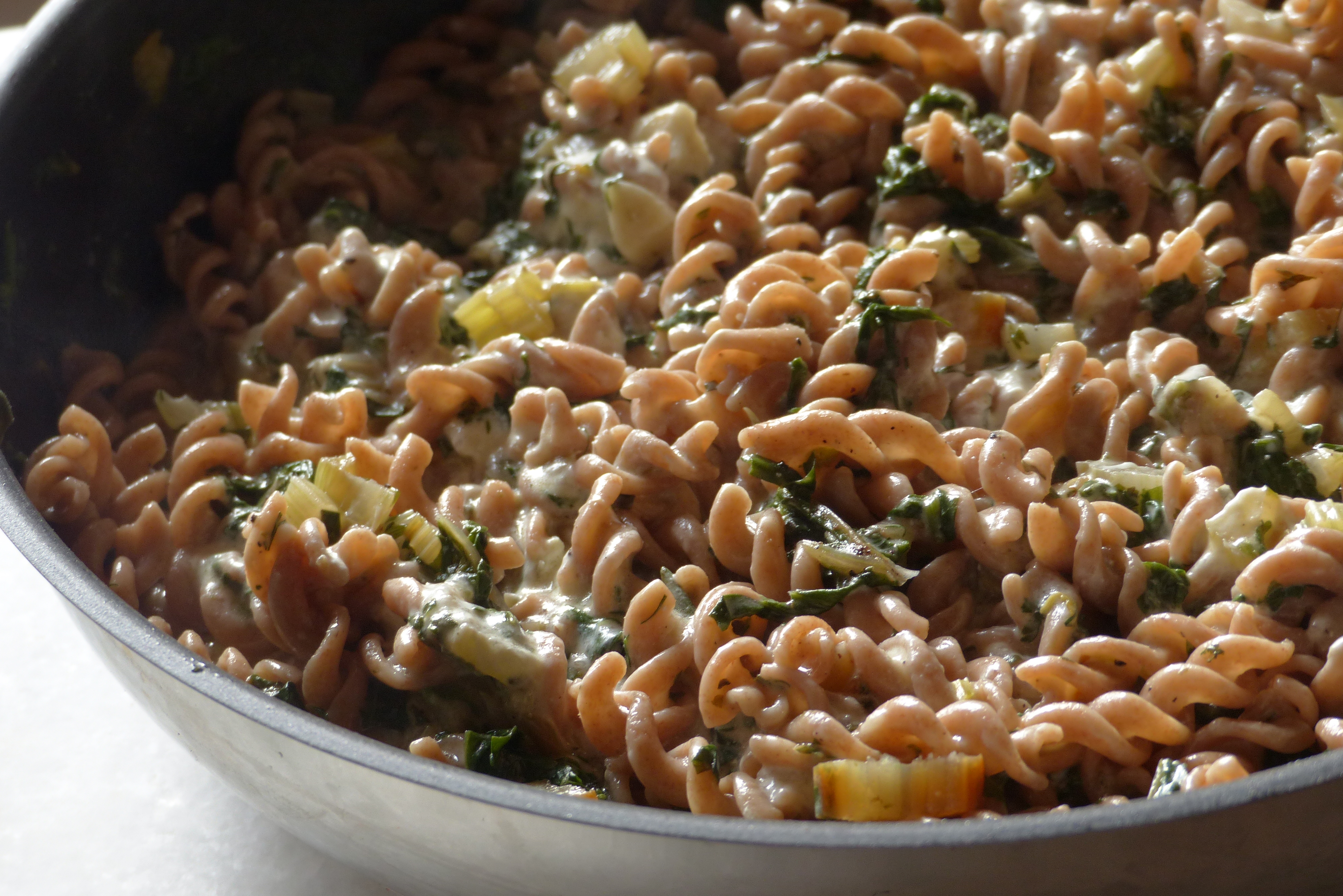 Nudelpfanne mit Wildpflanzen