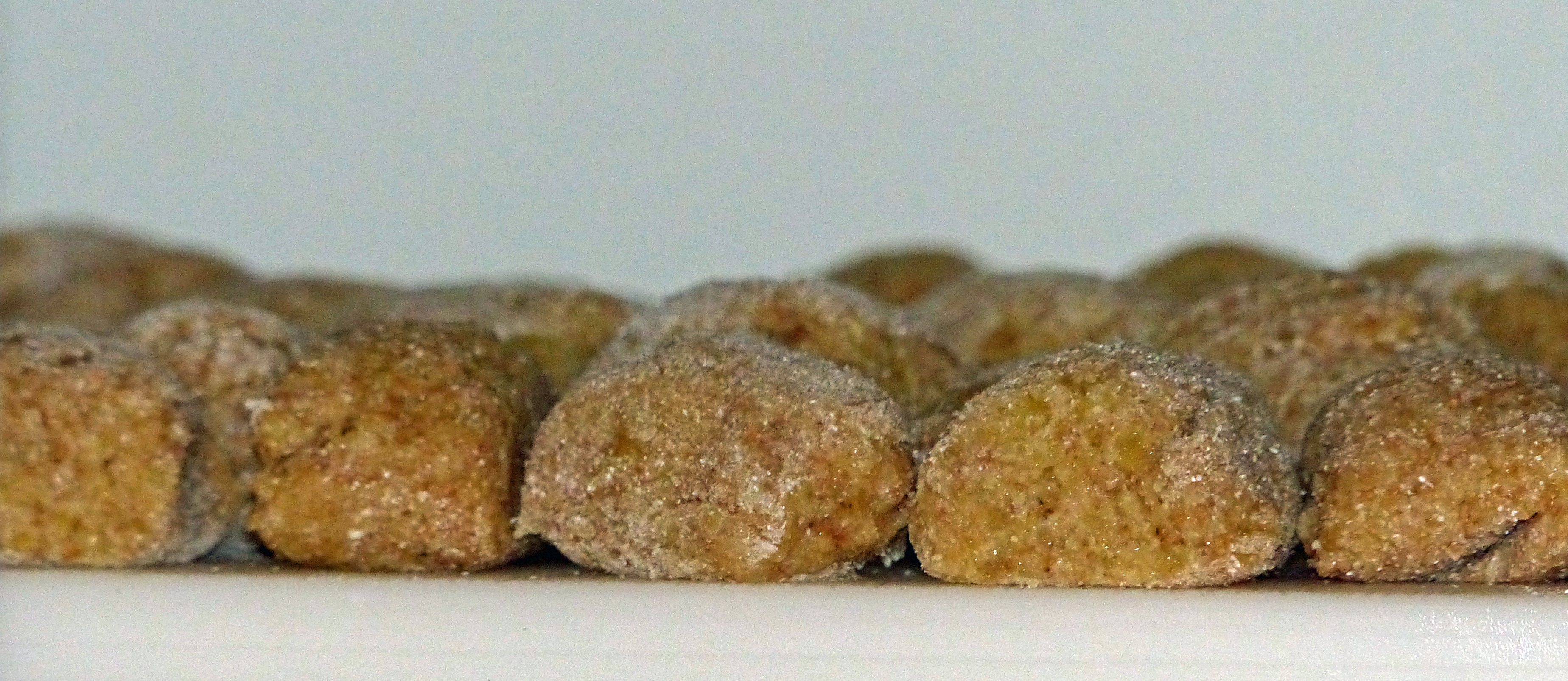 <p> Diese Paunzen (Hackstöckla) wurden mit Vollmehl gemacht, sind ein wenig aufgegangen und bereit zum Backen.</p>
