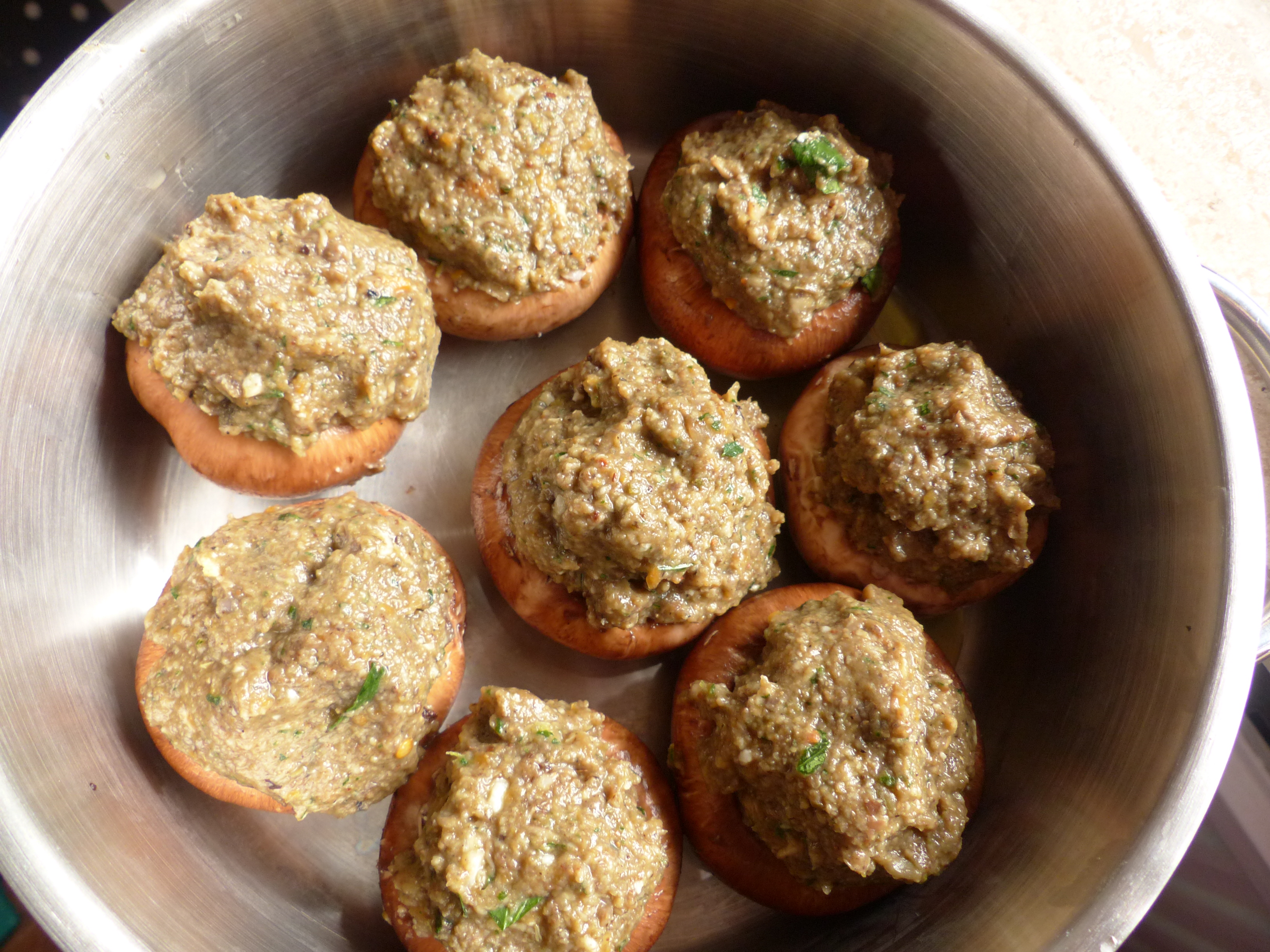 <p>Pilze in einer ausgebutterten Form backen.</p>