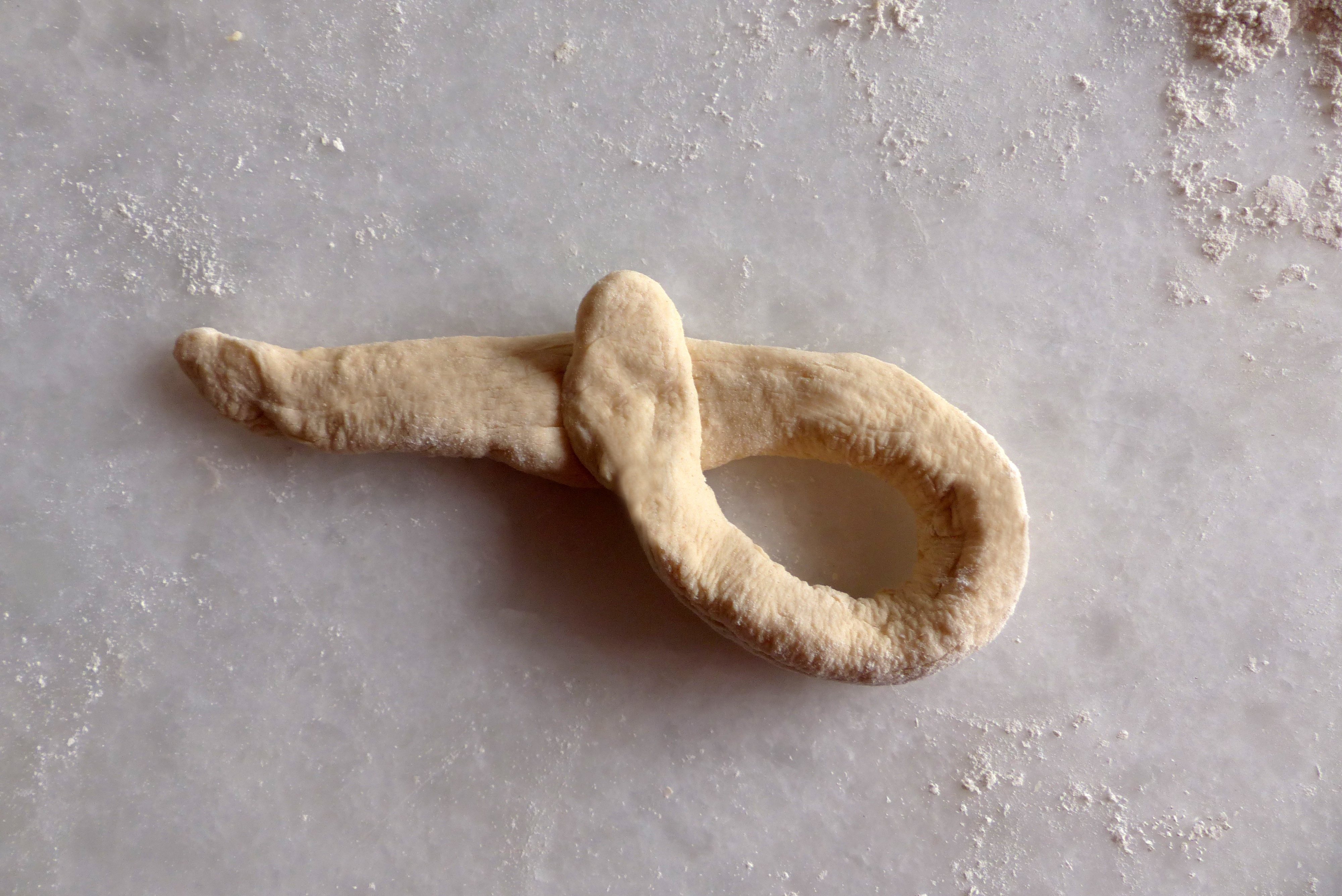 <p>Die rundliche Schlaufe wurde gelegt, ein Drittel des Stranges bleibt frei.</p>