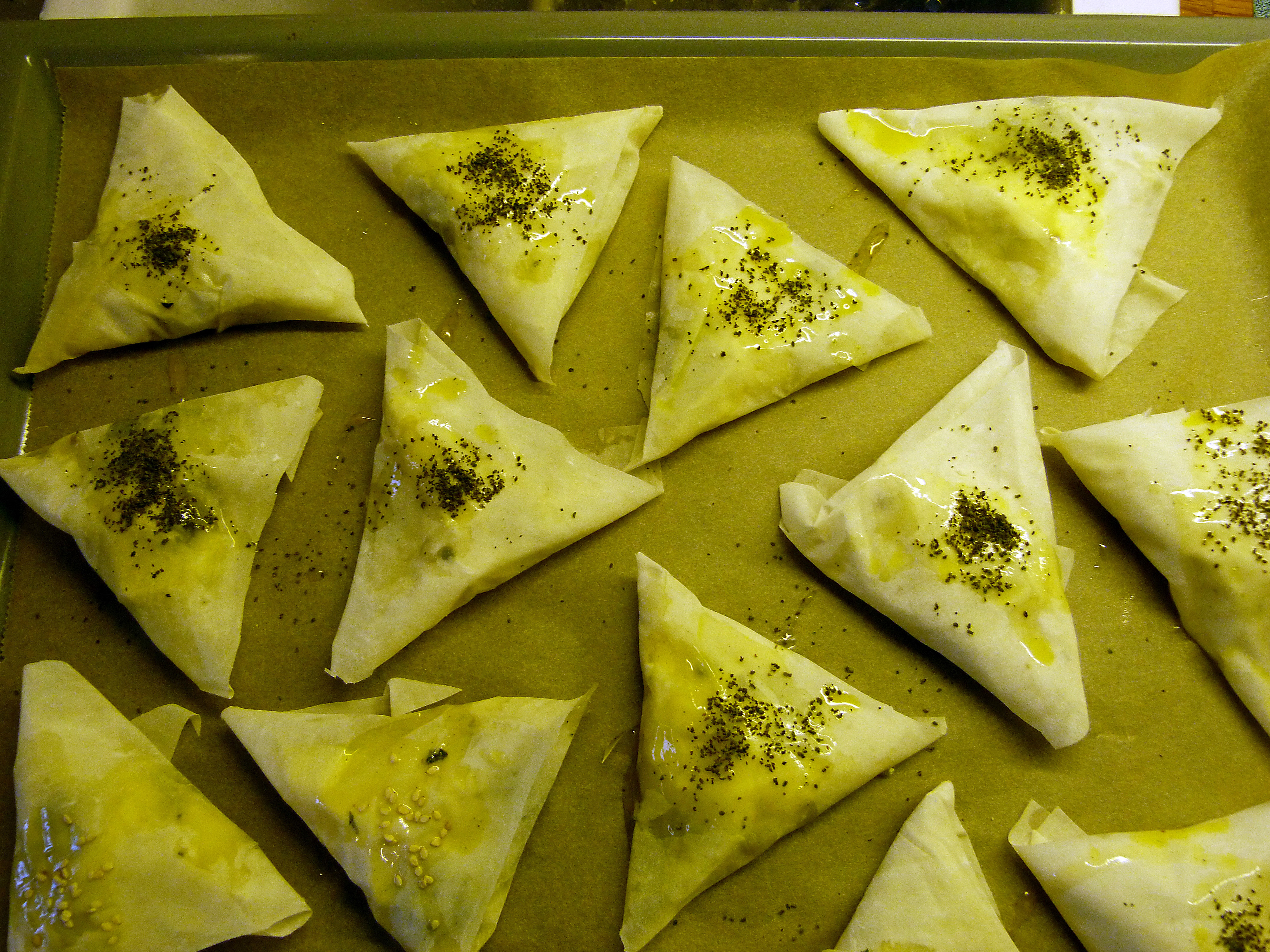 <p>Vor dem Backen mit verquirltem Ei bestreichen, mit Brennnesselsamen oder Sesam bestreuen.</p>