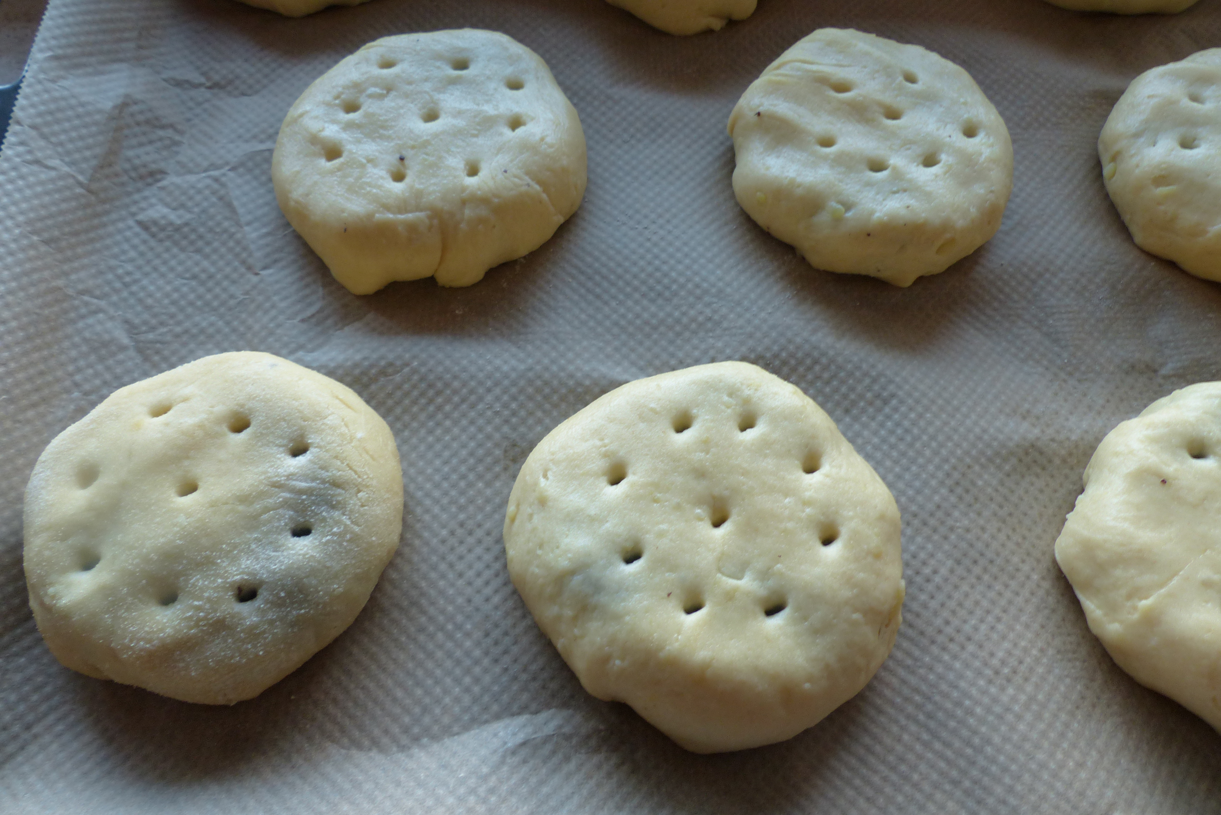 <p>Vor dem Backen 9 Löcher einstechen.</p>