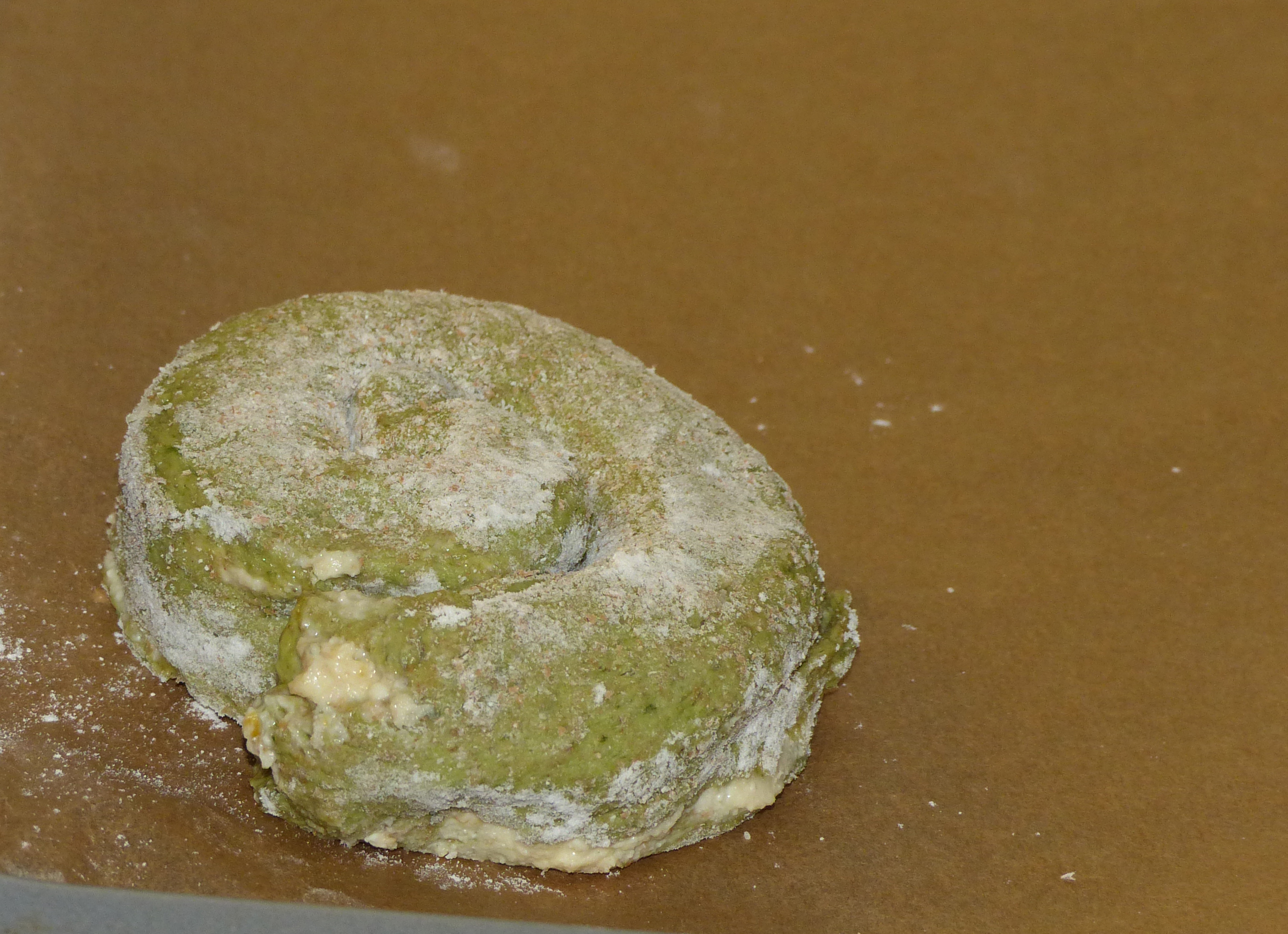 Brotschnecken mit Wildkräutern und Feta