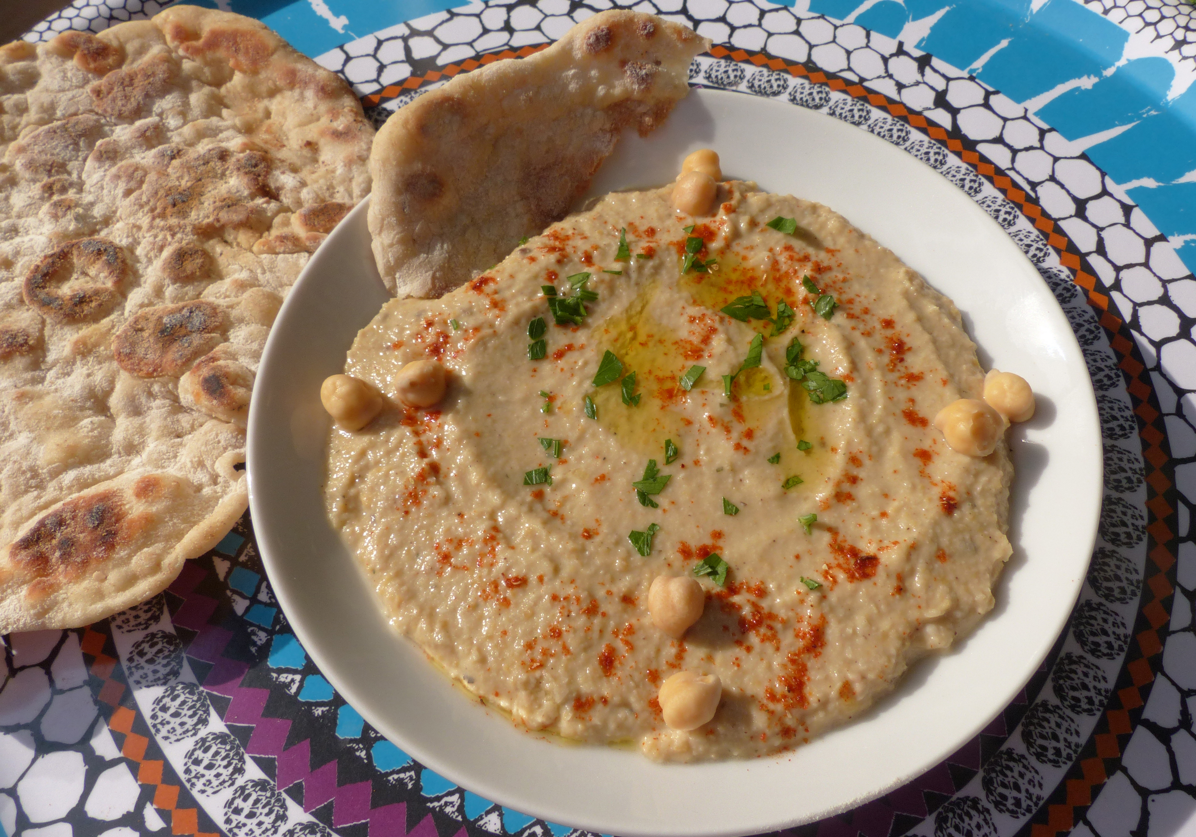 <p>Hier wurde Paprikapulver statt Sumach aufgestreut. Als Beilage dient ein Pfannenbrot.</p>