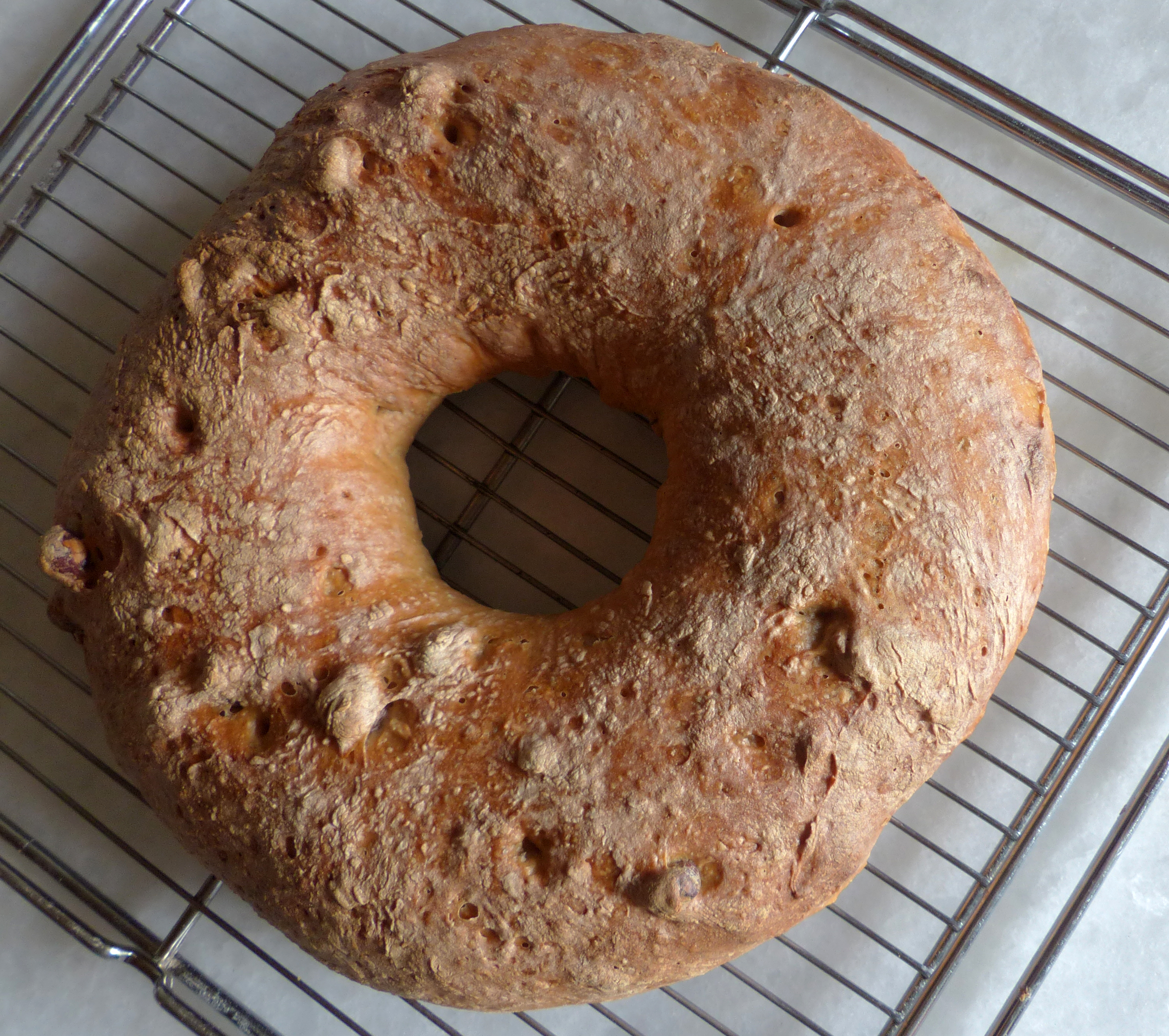 Ringbrot mit Haselnüssen