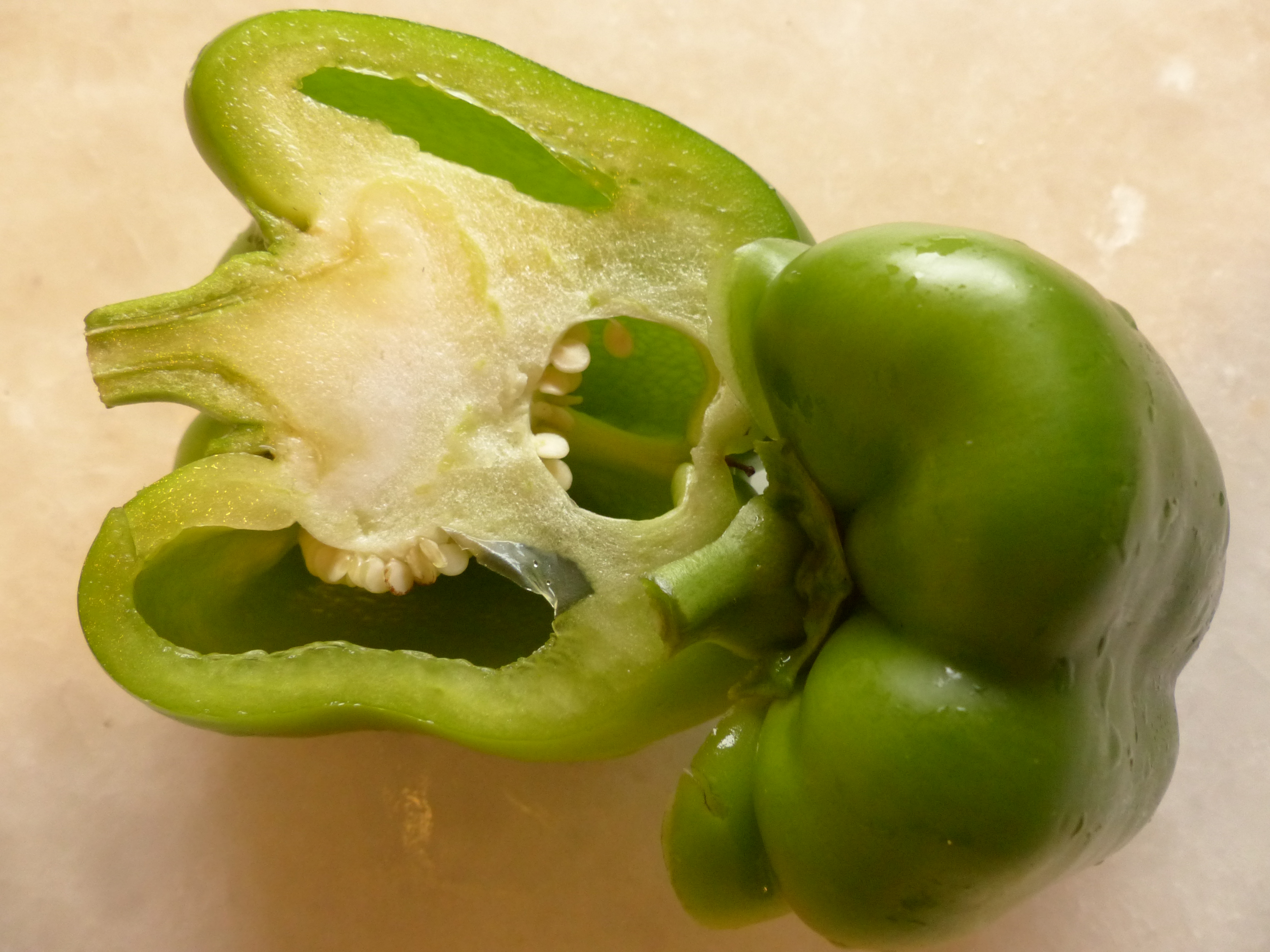 Paprika mit Auberginen-Joghurt-Fülle, gebacken