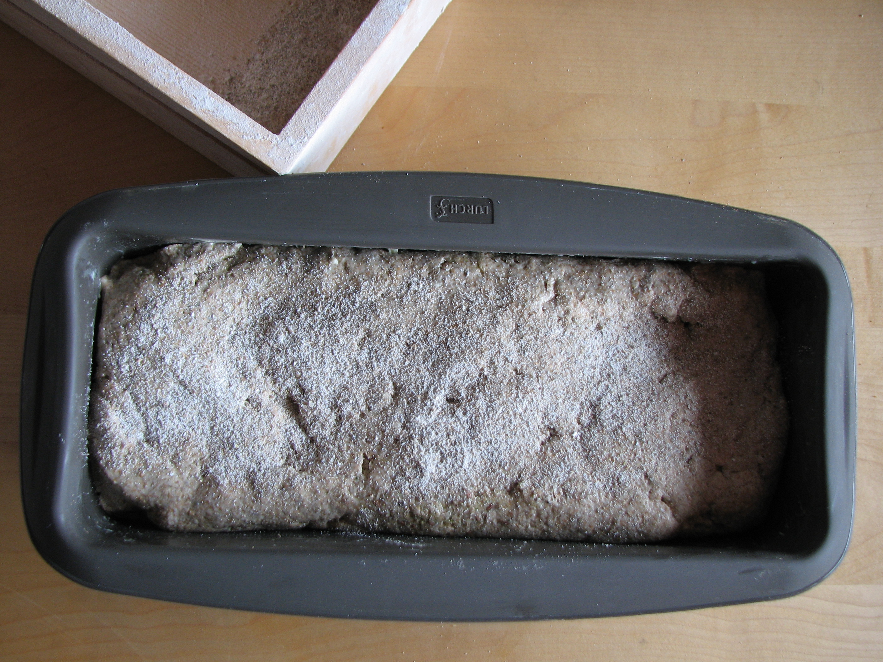 <p>Glatt gestrichenen Teig leicht bemehlen.</p>