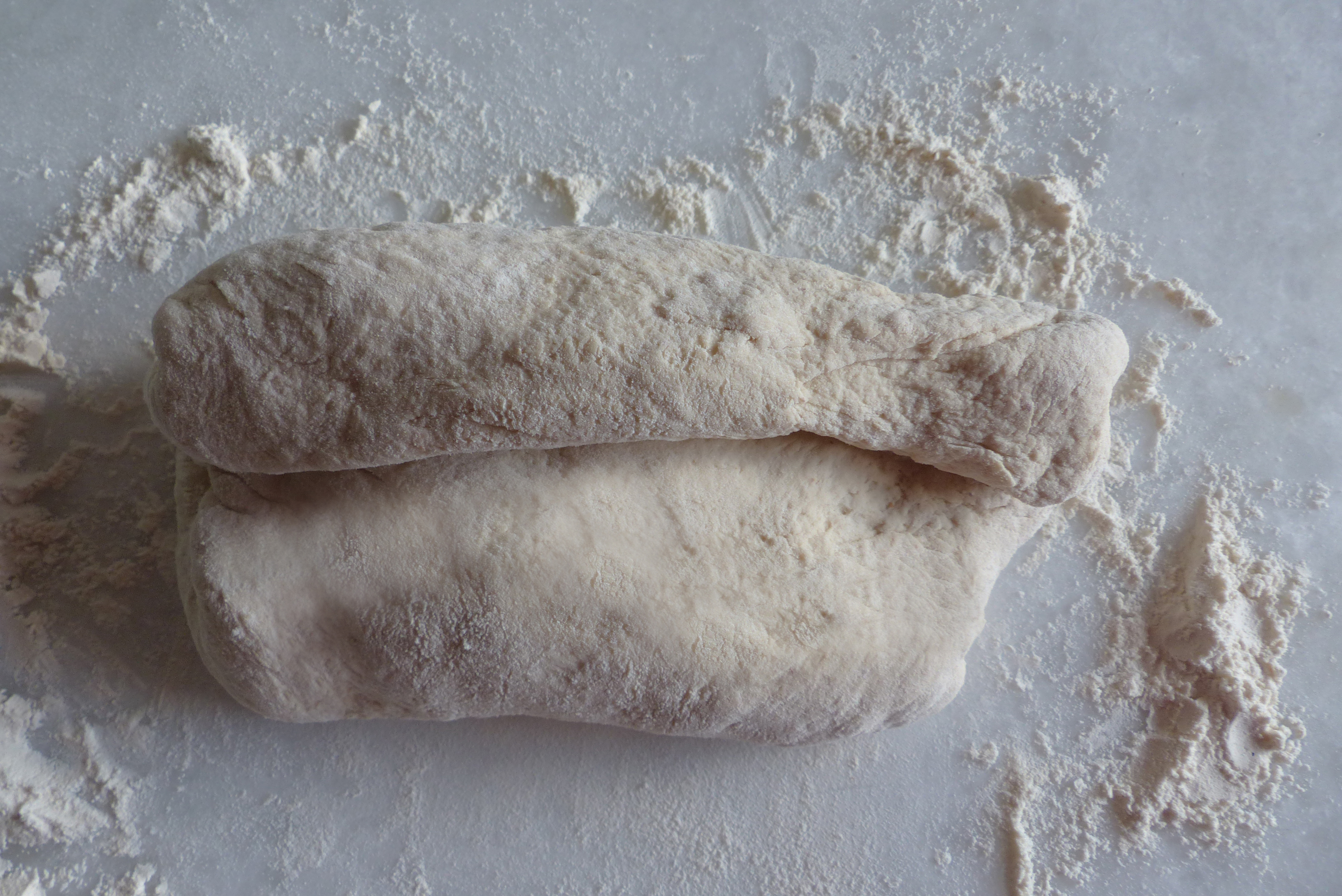 <p>Die obere <strong>Längsseite </strong>wurde bereits<em> </em><strong>zur Mitte</strong> gelegt. Die untere wird folgen.</p>