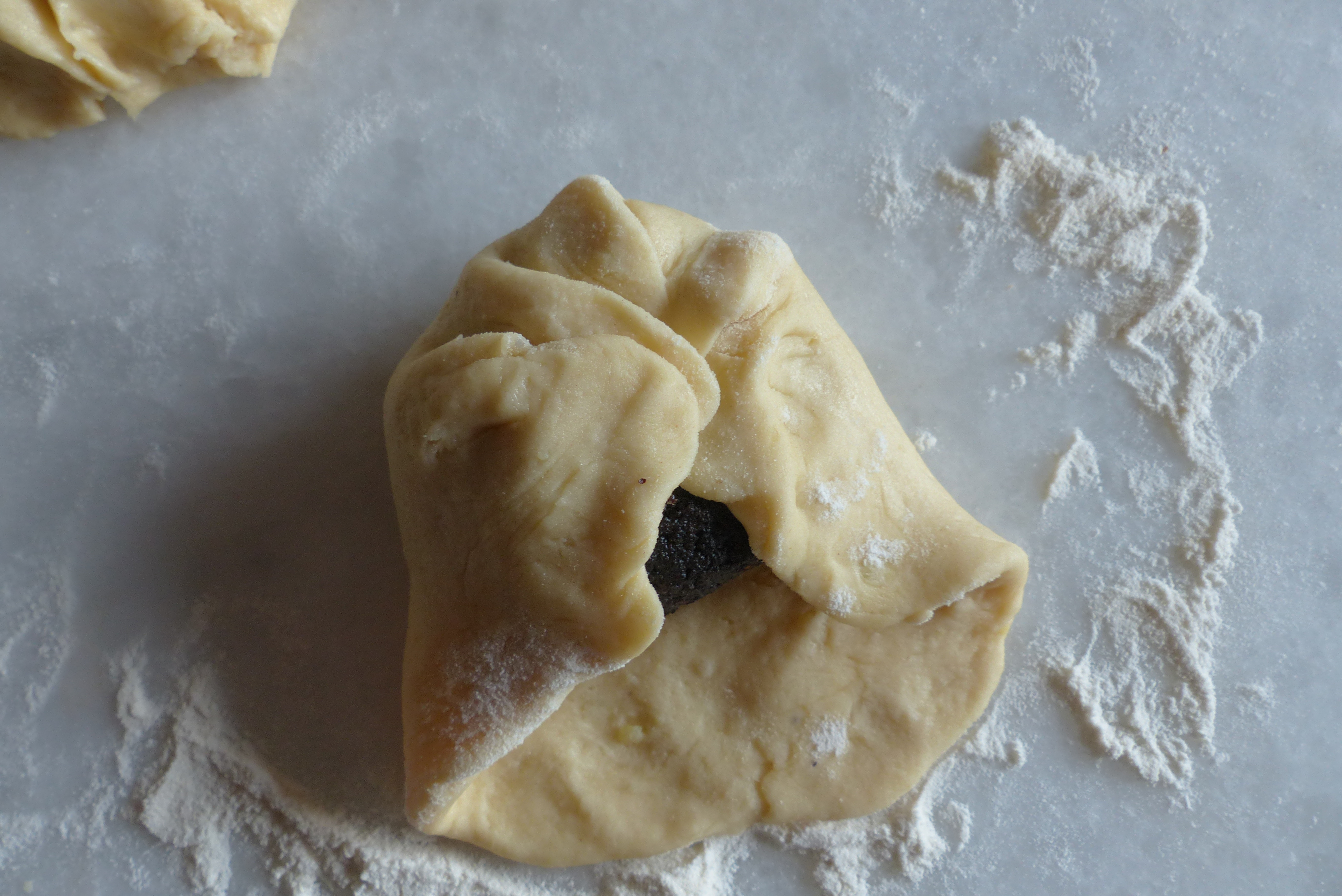 <p>Die Mohnfülle wird verpackt.</p>