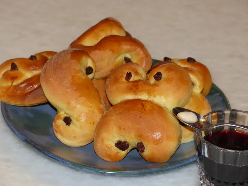 Luciabrote, Lussebullar, Lussekatter