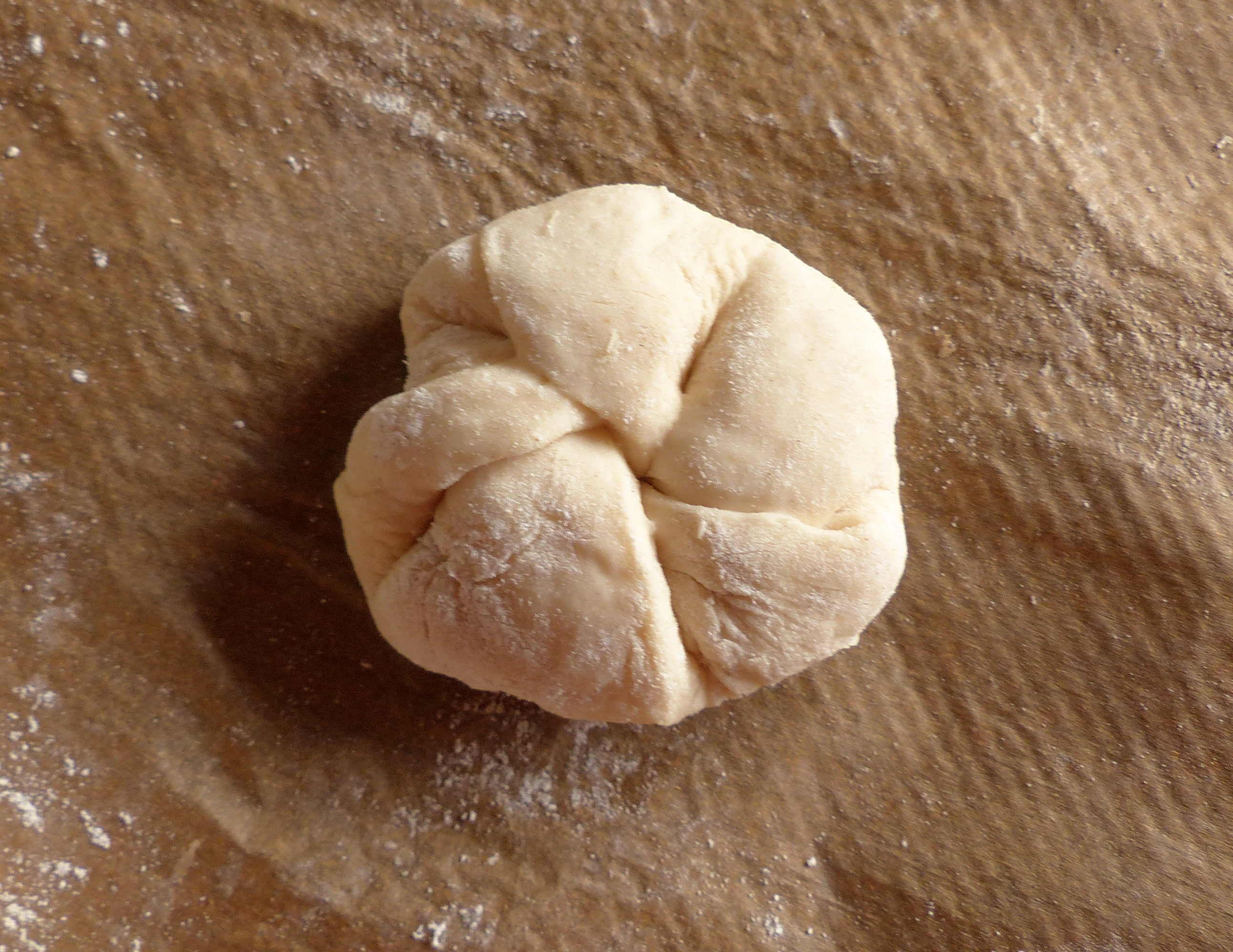 <p>Hier wurde die Teigzunge unter den Semmelteigling geschoben.</p>