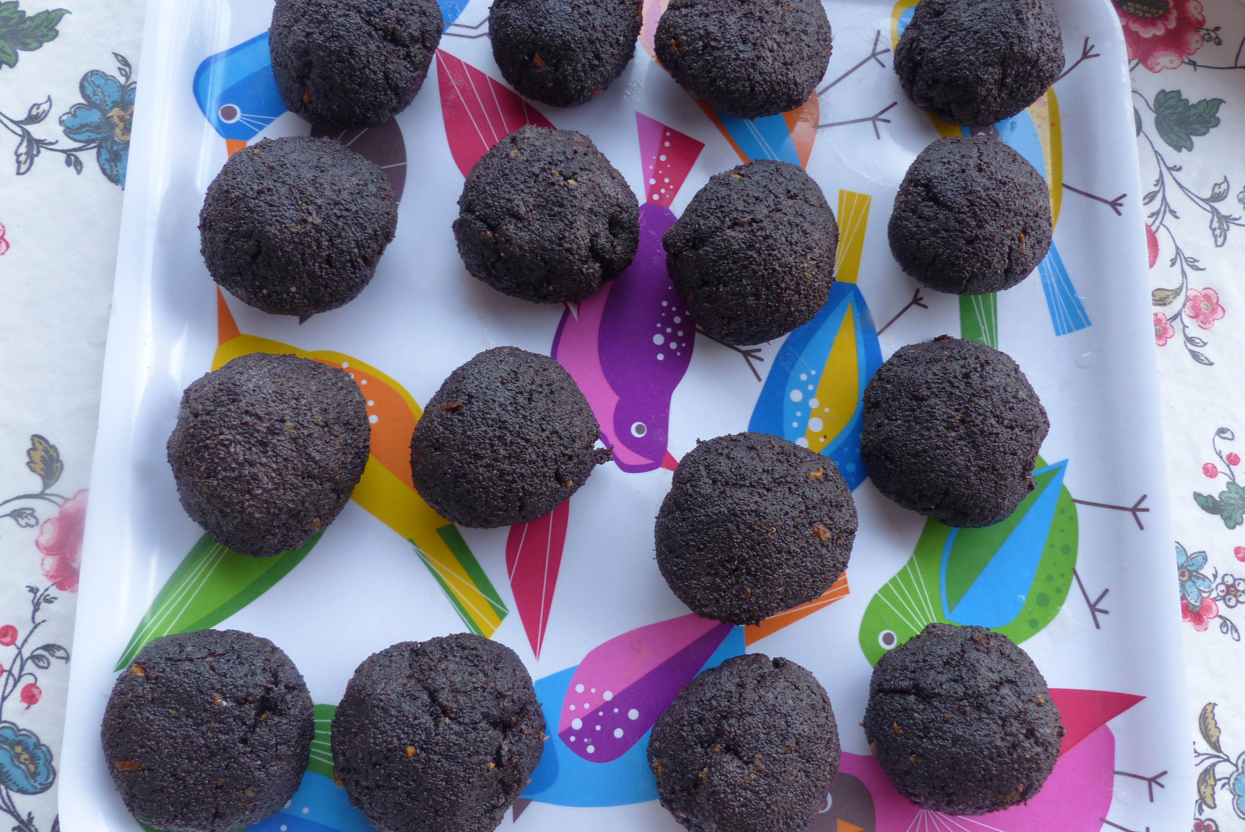 <p>in Knödel geformte Mohnfülle</p>