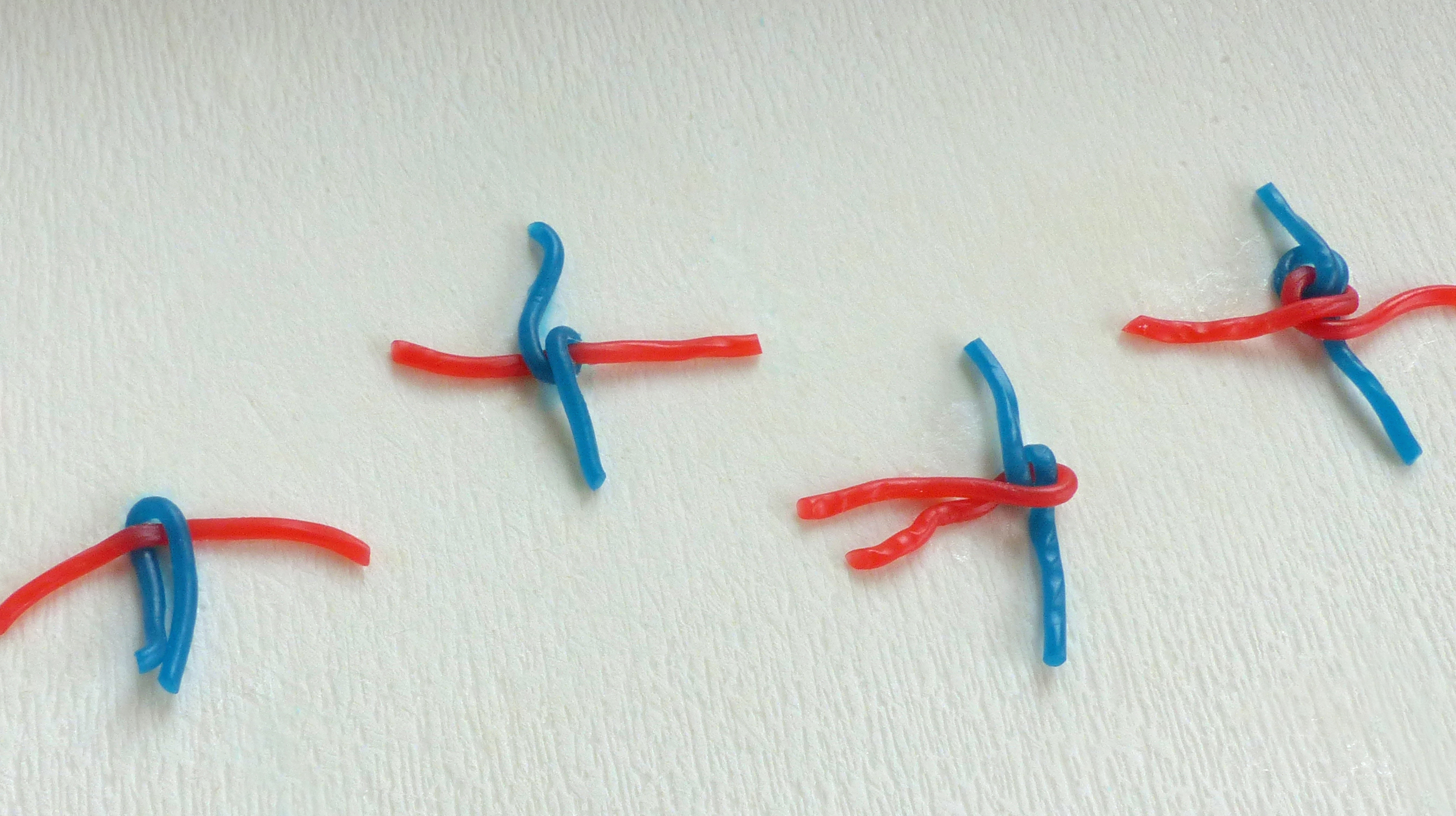 <p><strong>Übungsbeispiel :)</strong> Das Flechten kann mit verschieden farbigen Fruchtgummi-Schnüren oder Wollfäden gut geübt werden. Das Foto zeigt die 4 Flechtschritte.</p>