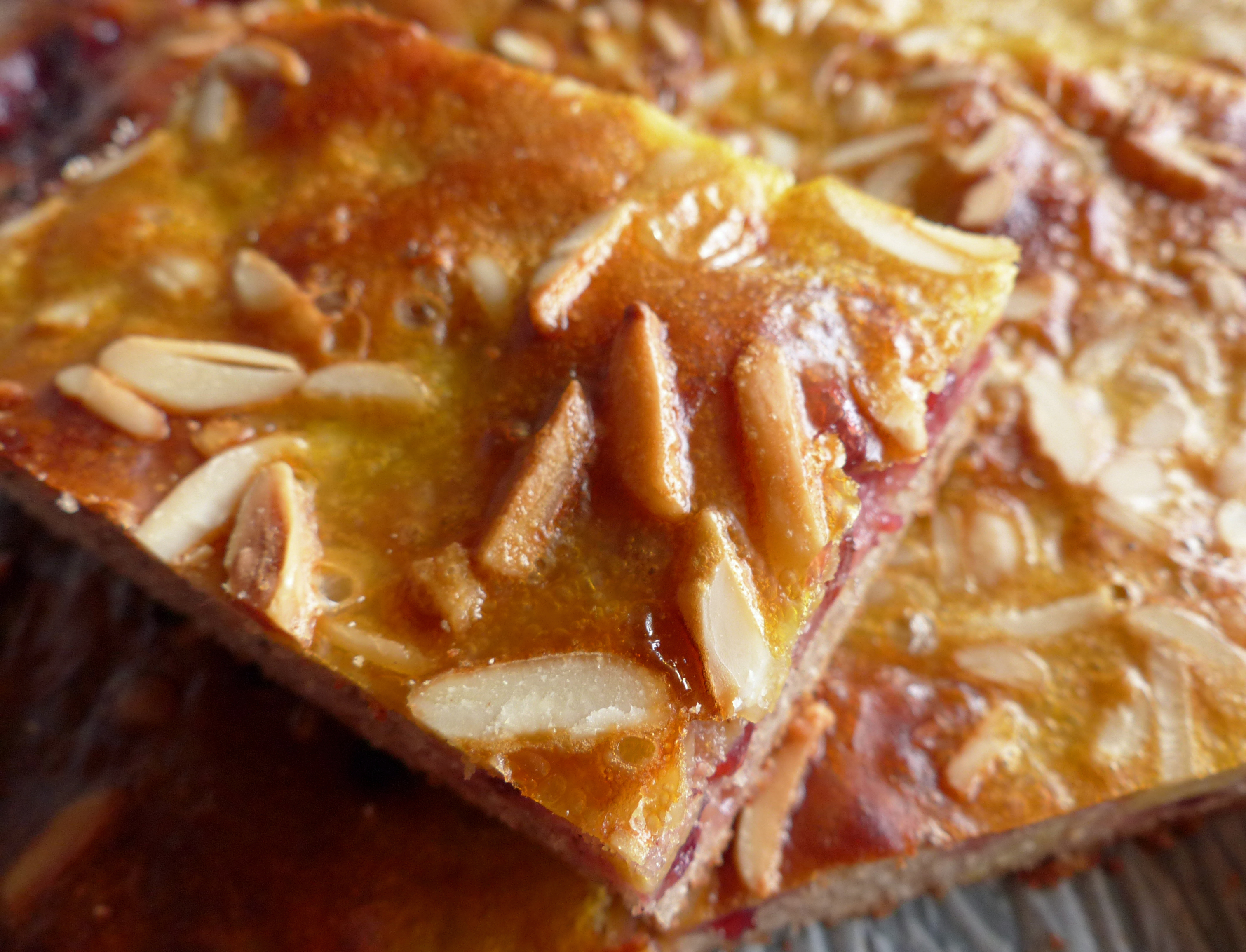 Preiselbeerschnitten mit Vanilleguss