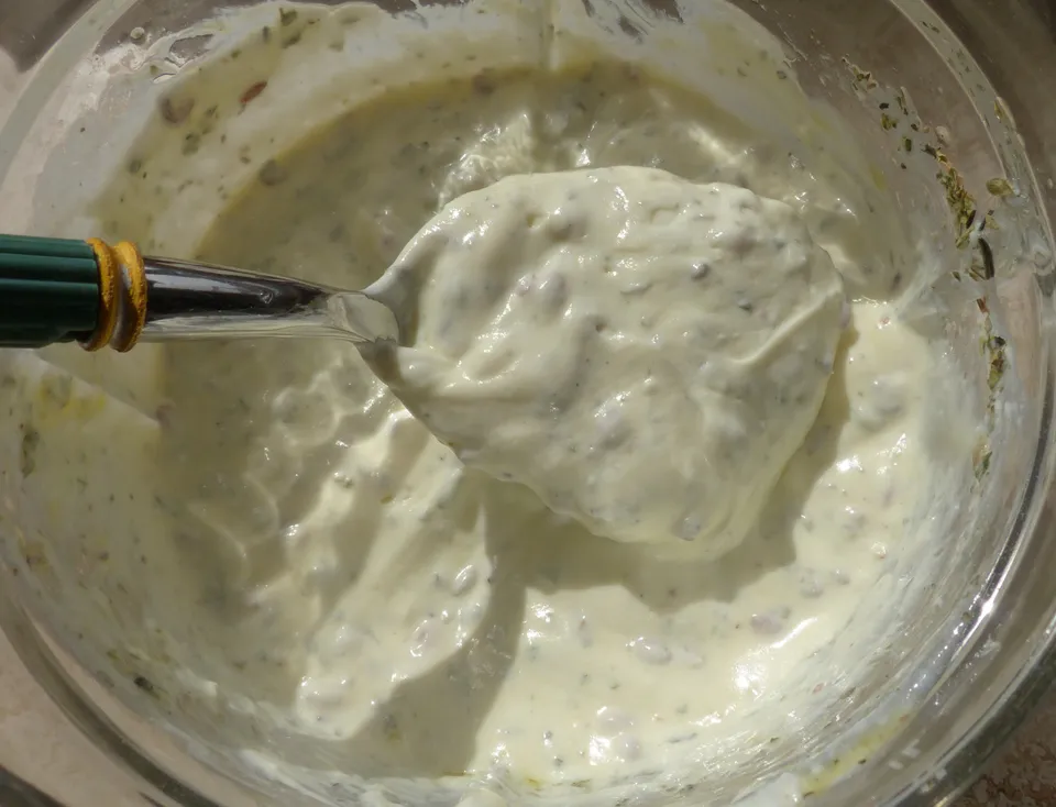 Topfenaufstrich mit Kren, Kräutern und Leinöl