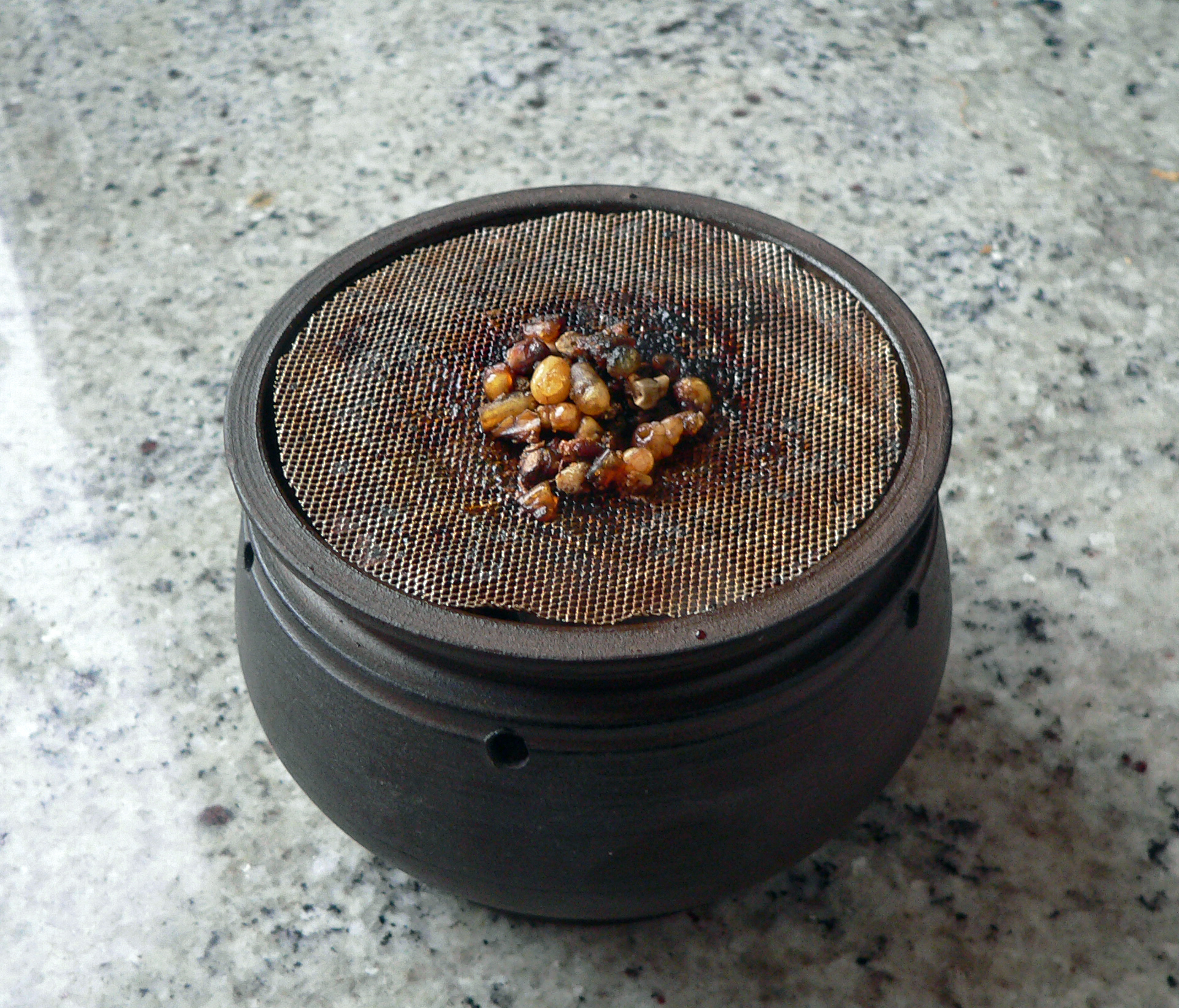 <p> Verräuchern auf einem Metallgitter mittels Teelicht birgt eine gewisse Selbstentzündungsgefahr, da Räuchergut in die Flamme fallen kann. </p>