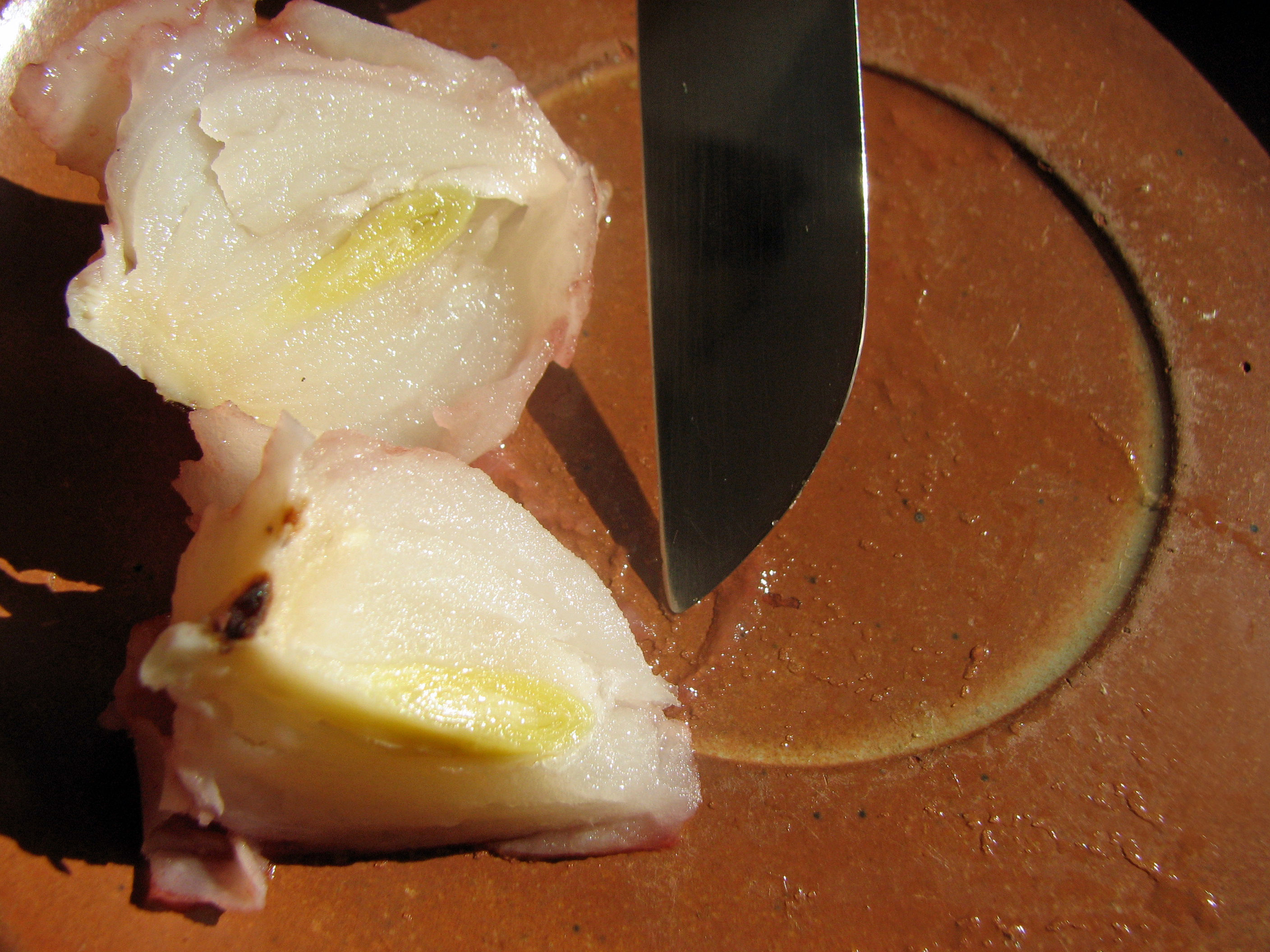 <p><span><span><span><span><span><span><span>Sieht lecker aus: aufgeschnittene, gekochte Tulpenzwiebel.</span></span></span></span></span></span></span></p>