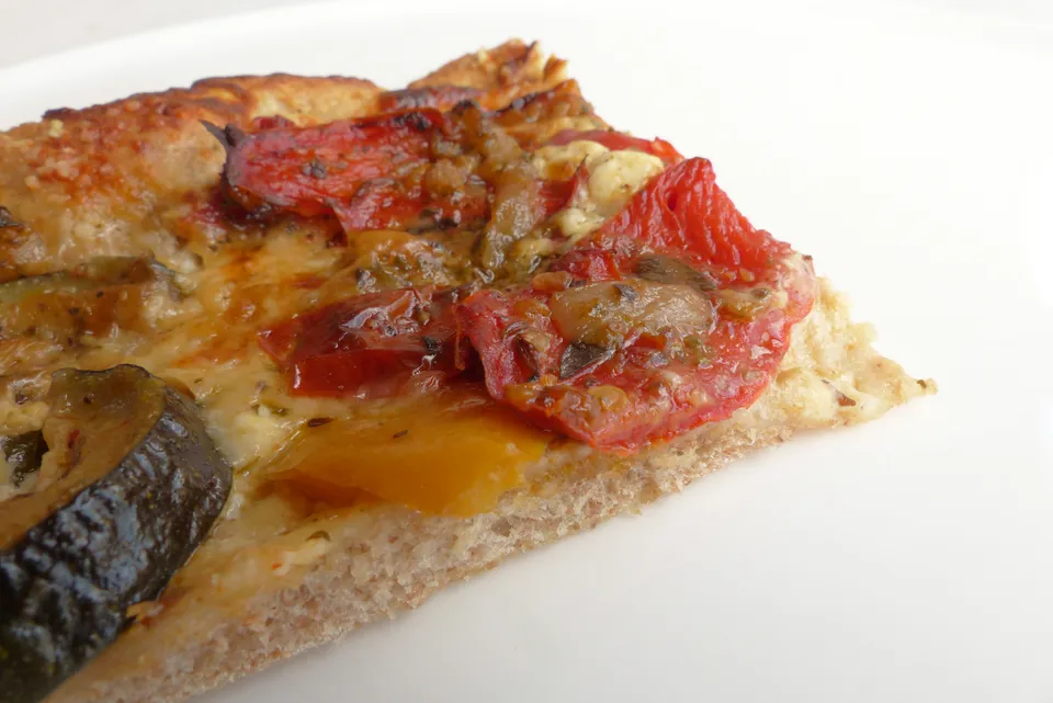 Pizza Bianca mit Zucchini und Paprika