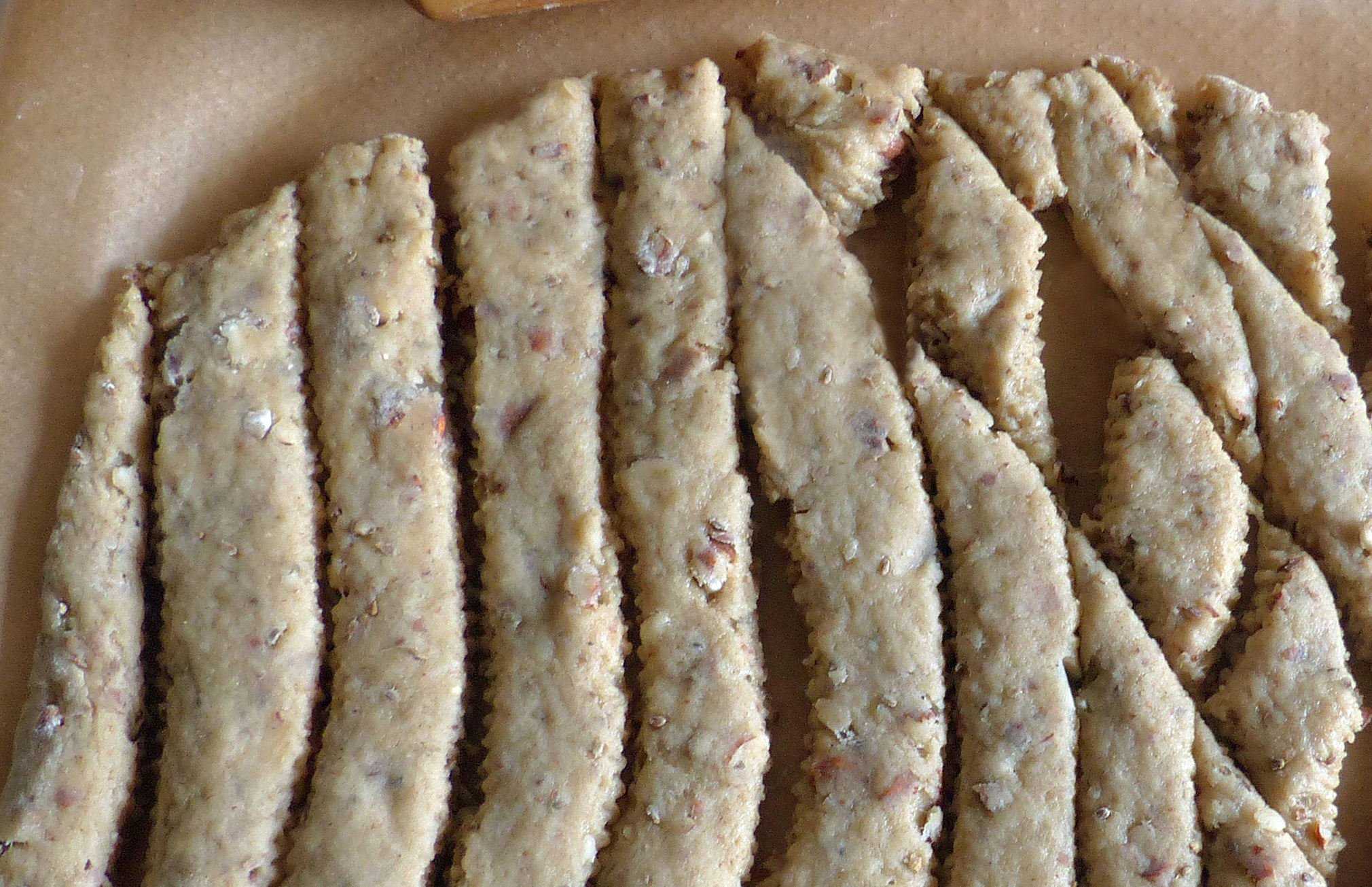 <p>Siehe Zeitspar-Tipp: Teigplatte auf dem mit Backpapier belegten Backblech schneiden!</p>