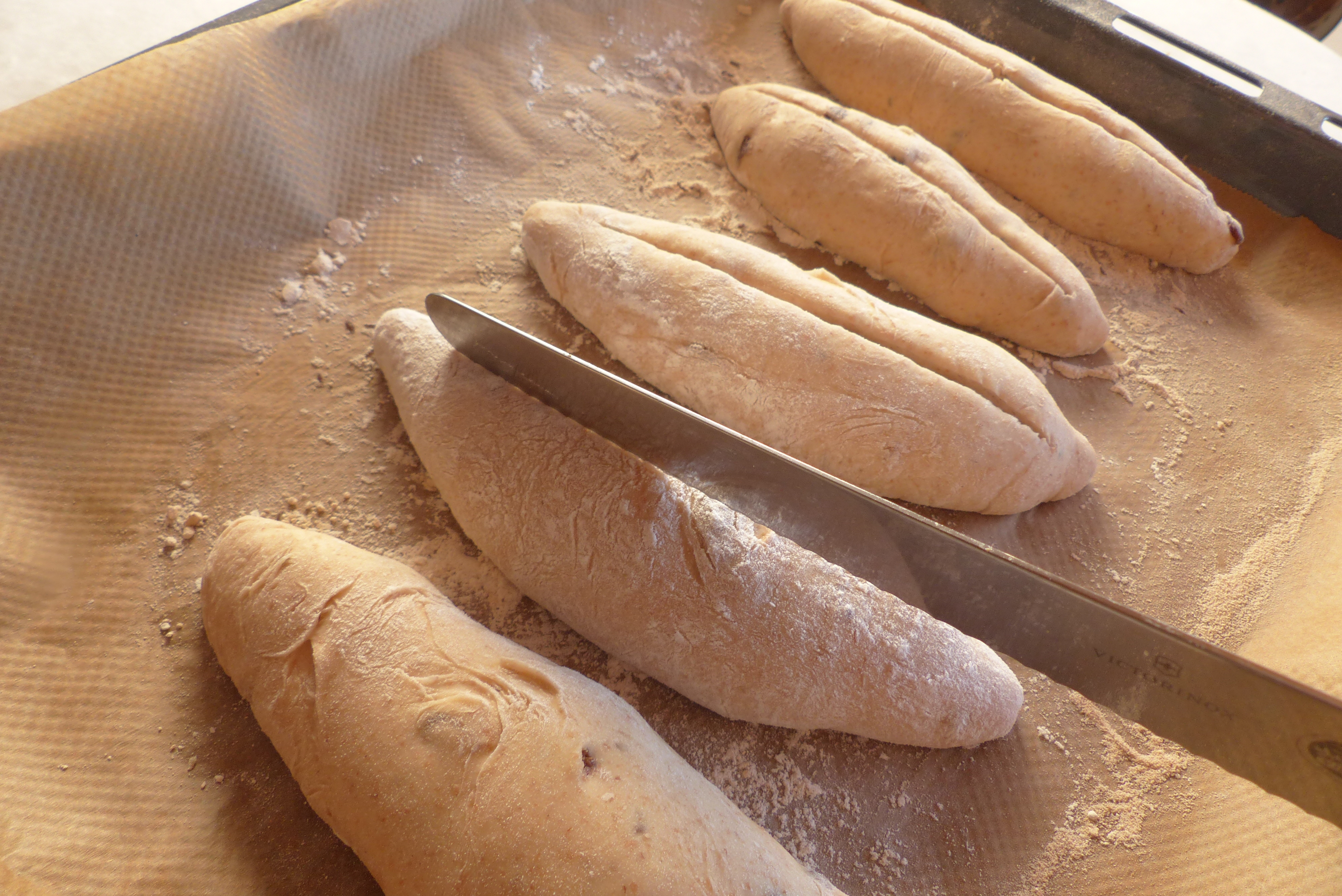 <p>Teiglinge vor dem Backen einschneiden.</p>