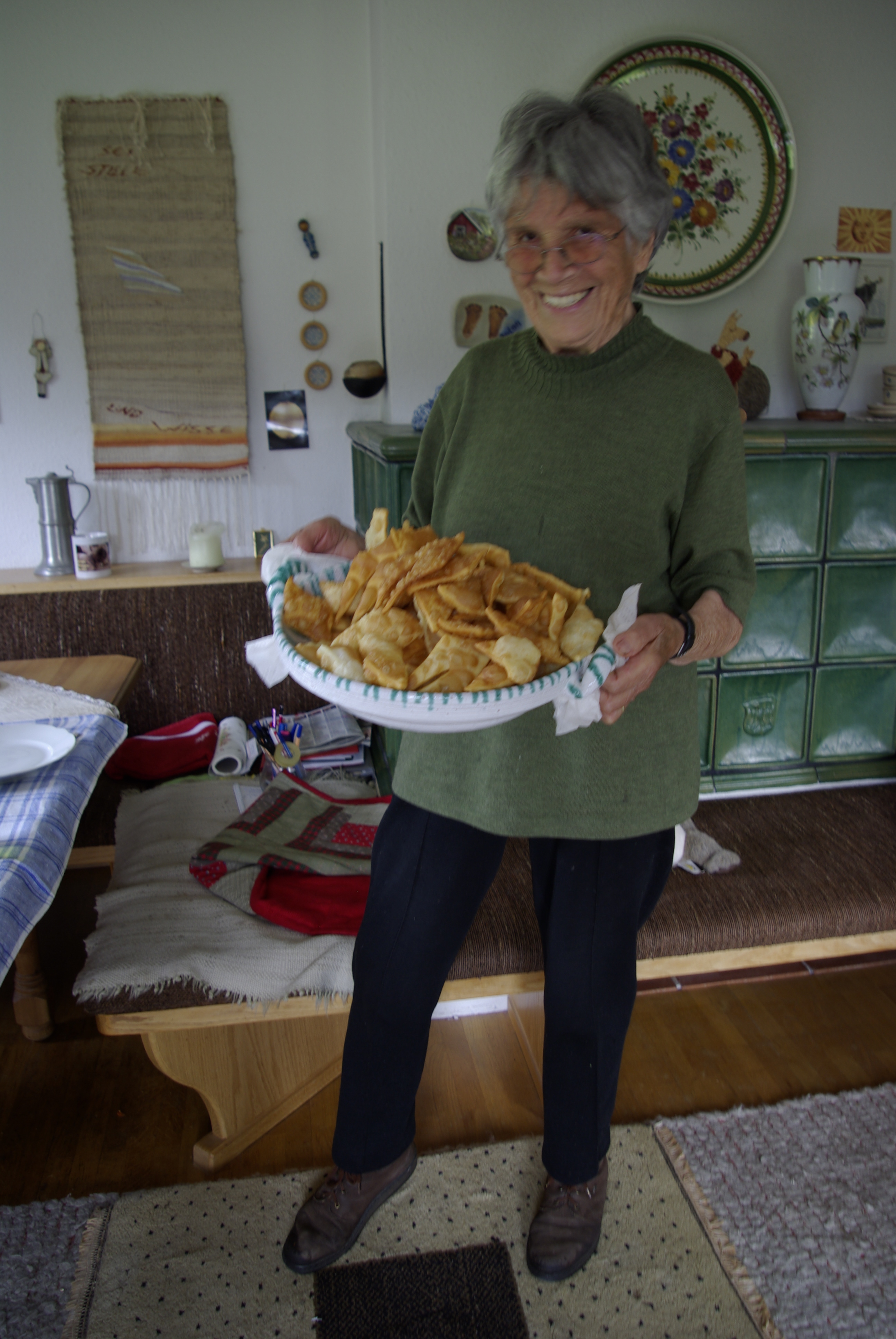 <p>Leute, kommt zu Tisch!</p>