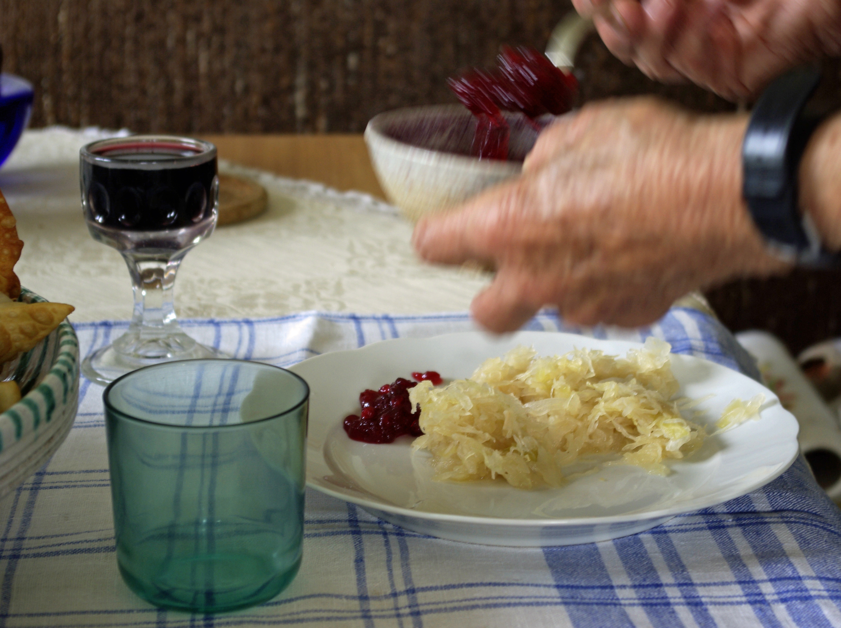 <p>Das Milchglas ist noch leer. - Die 92-jährige Midi trinkt zu ihren Polsterzipf gerne ein Gläschen Rotwein.</p>