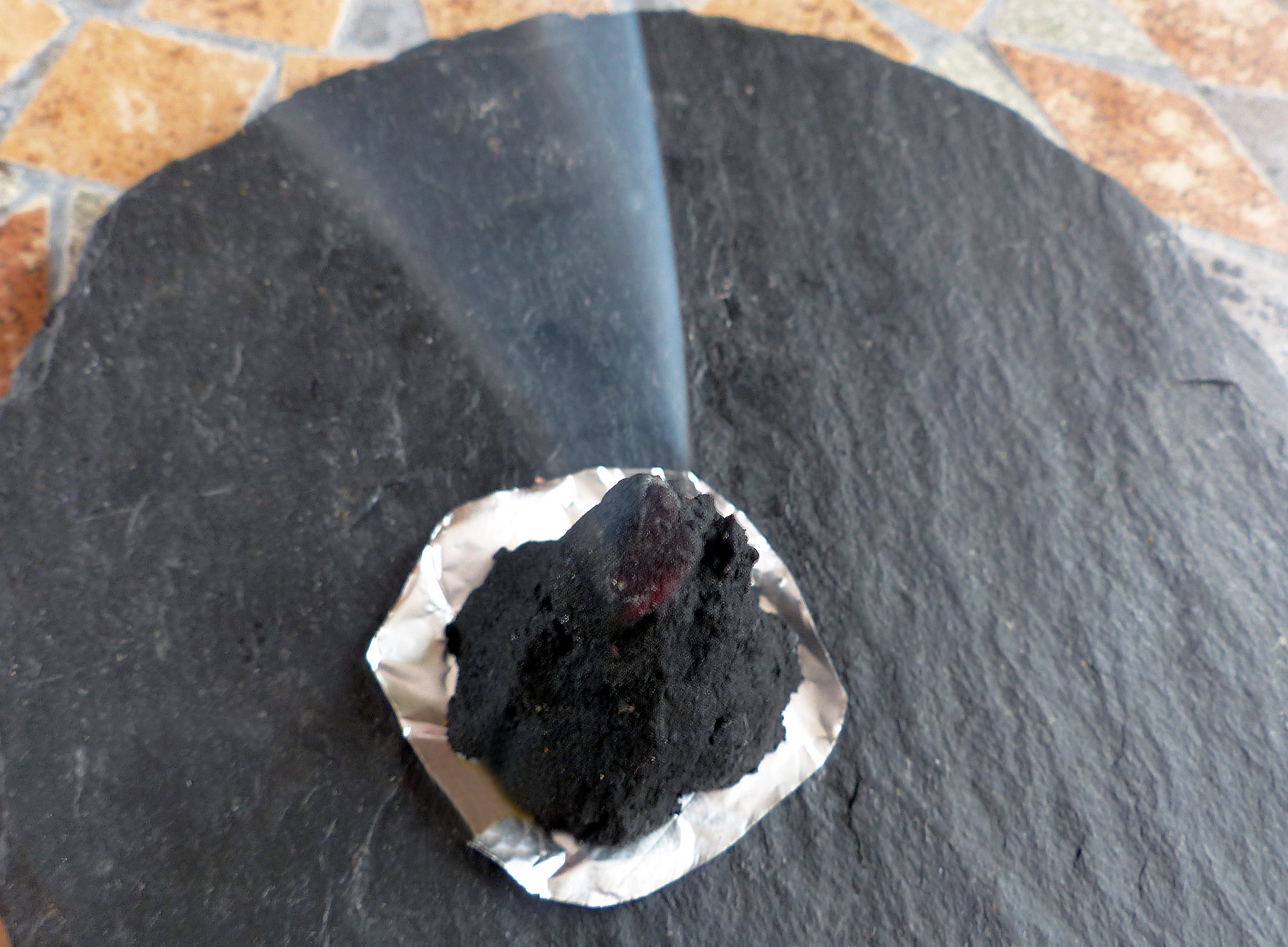 <p>Der Kegel beginnt zu rauchen und behält seine Form, bis er ausgebrannt ist.</p>