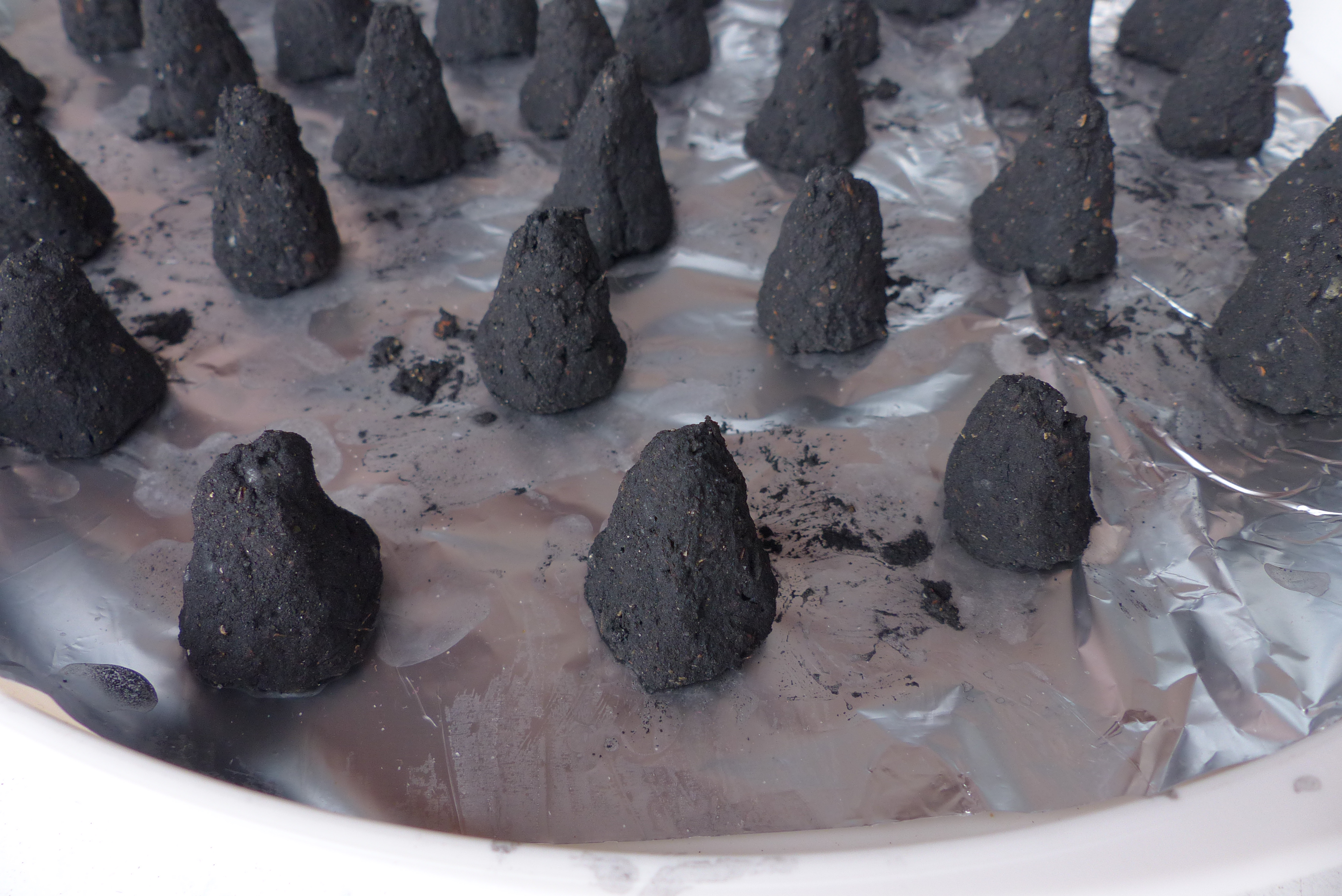 <p>Die frisch geformten Räucherkegel sind zum Trocknen aufgestellt.</p>