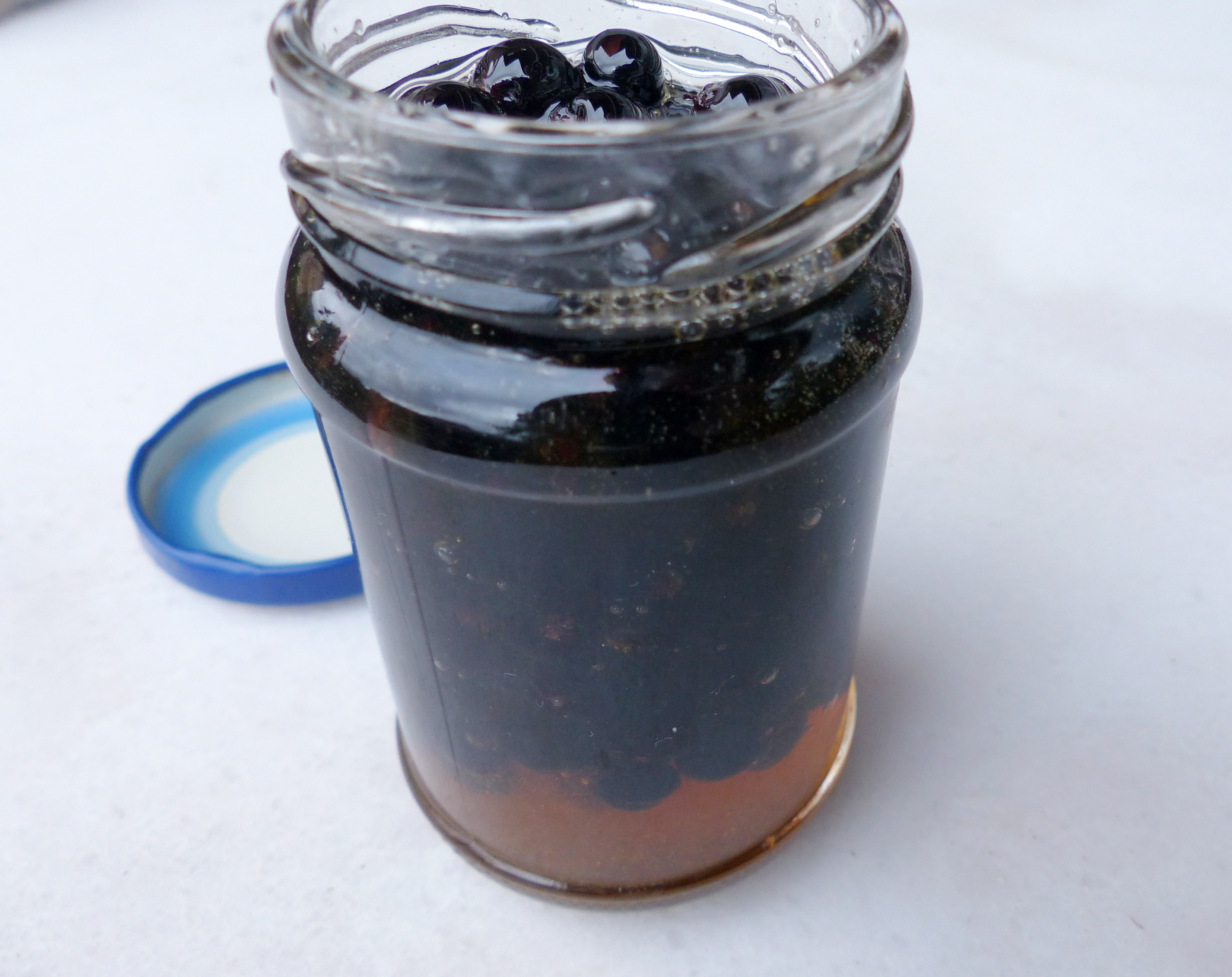 Aroniabeeren in Honig fermentiert