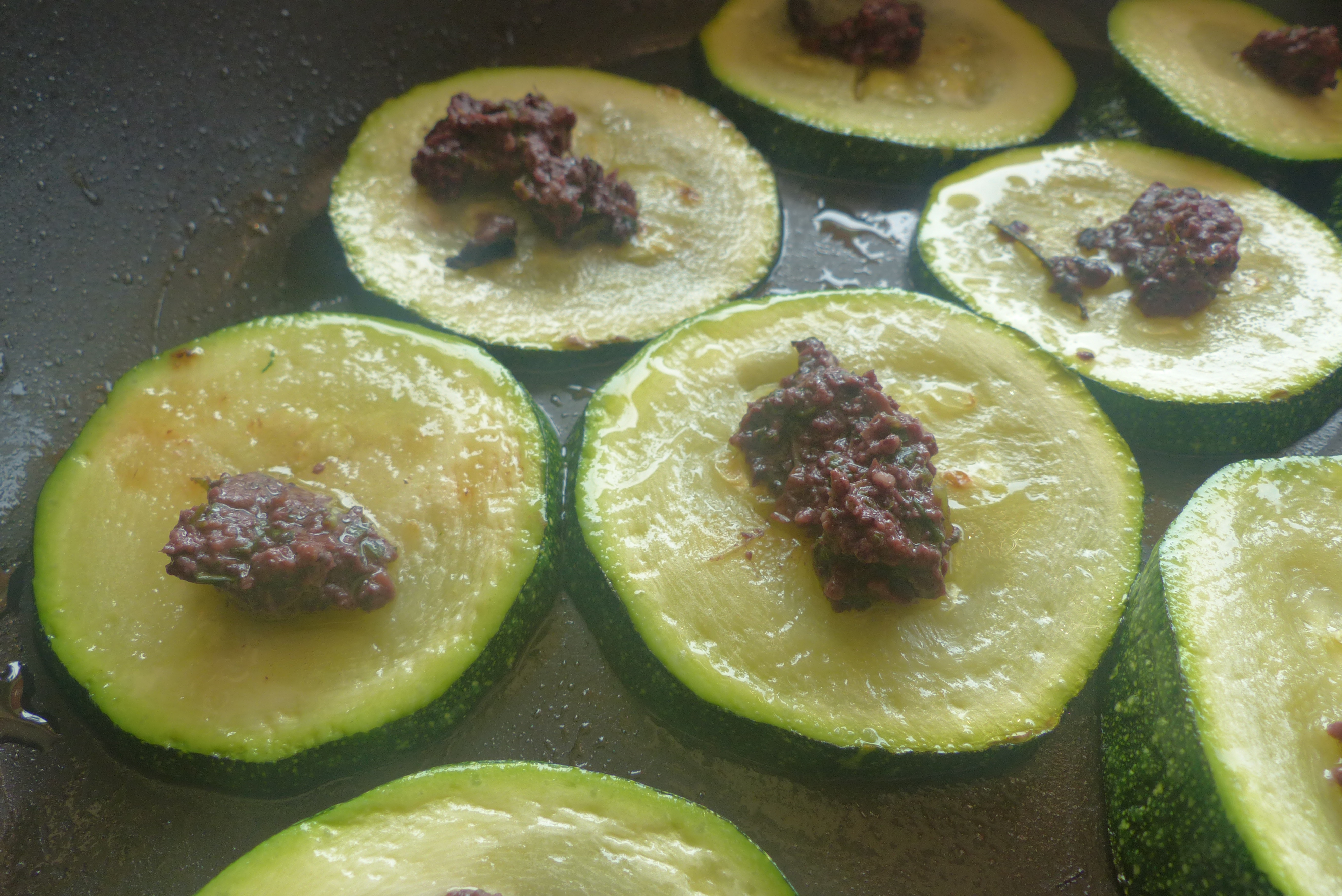 Zucchini mit Olivenpaste