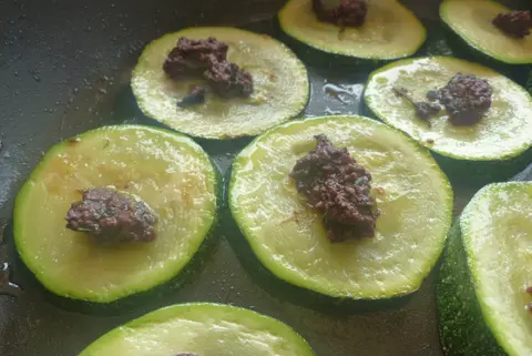Zucchini mit Olivenpaste