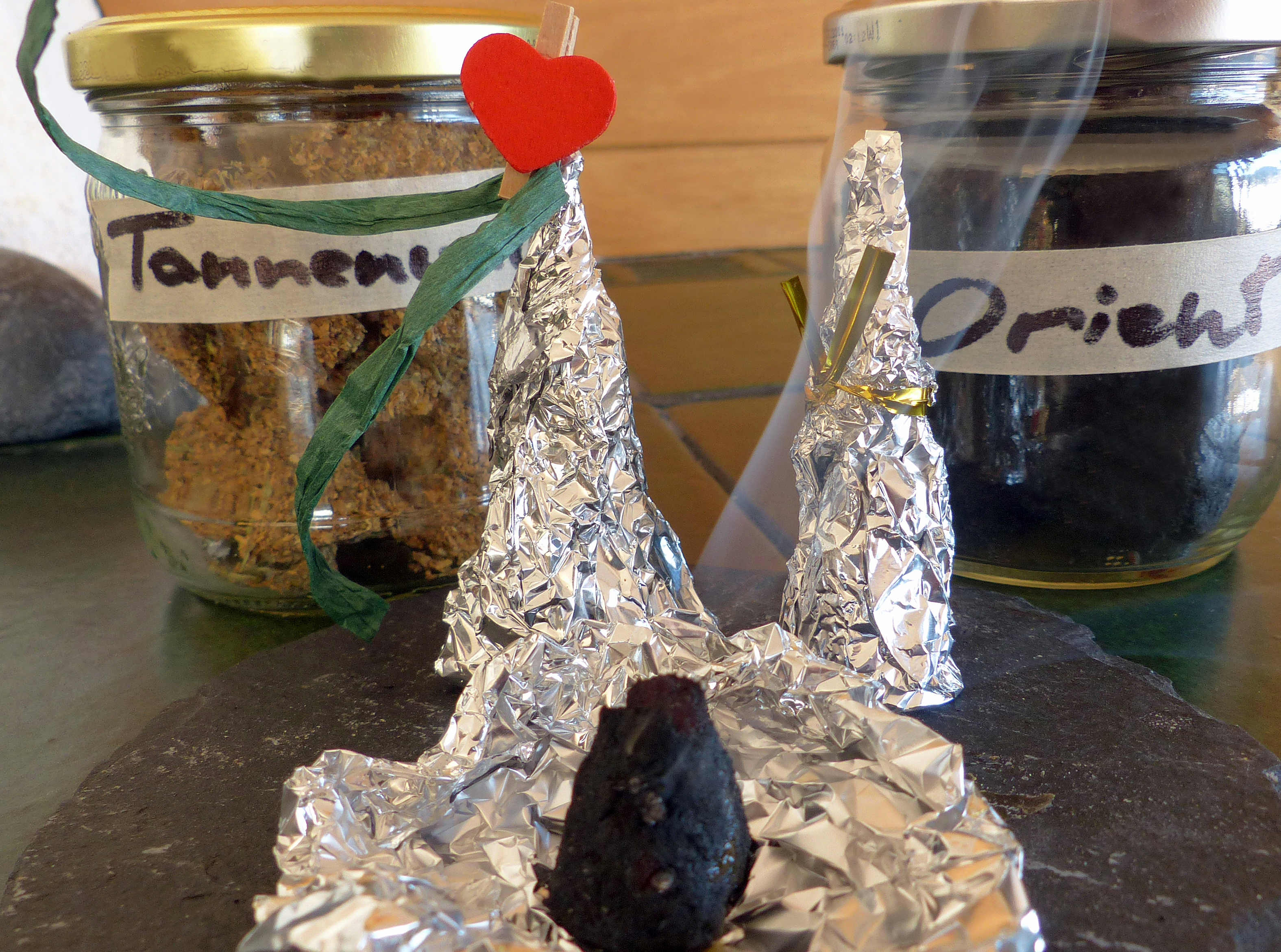 <p>Zum Verschenken in Alufolie verpackt, kann die Folie, wie das Foto zeigt, als zusätzliche Brennunterlage verwendet werden: links  ein Räucherkegel "Tannenwald", rechts und rauchend jeweils ein <a data-entity-substitution="canonical" data-entity-type="node" data-entity-uuid="ccbc82e0-0753-4cd8-a801-8666d7eeb7dd" href="/node/11848">Räucherkegel "Orient"</a>.  </p>