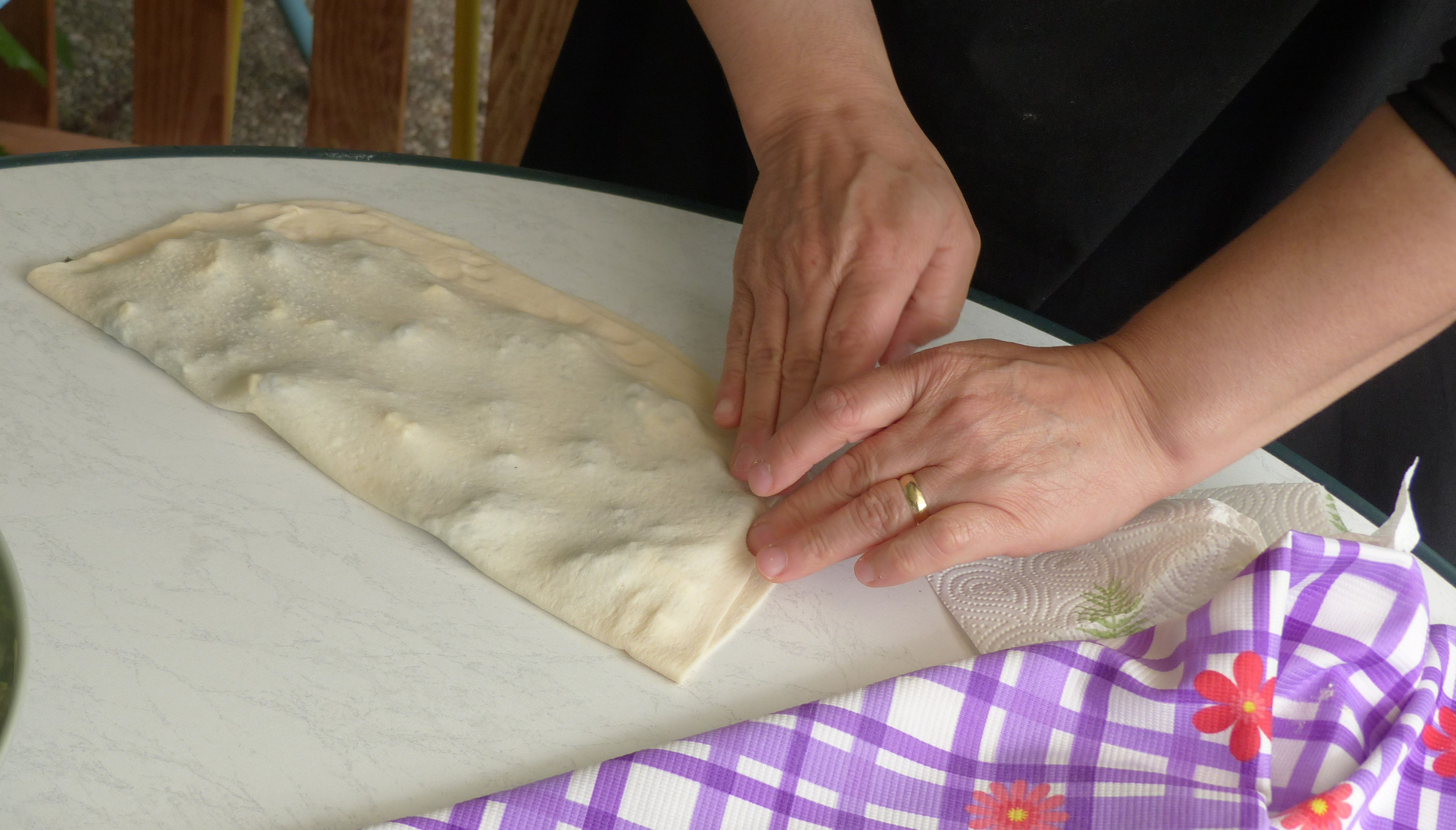 <p>Der Rand der halbmondförmigen Tasche wird angedrückt.</p>