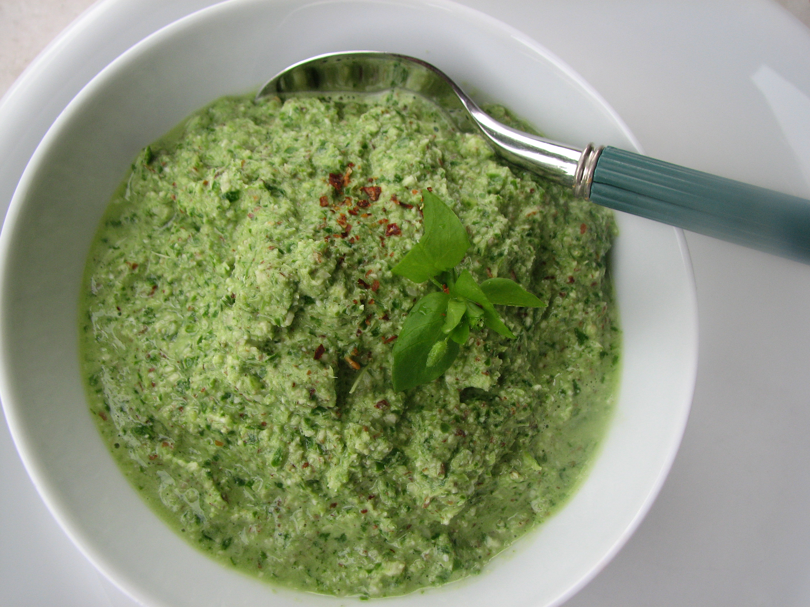 Pesto aus Haselnüssen und Wildpflanzen