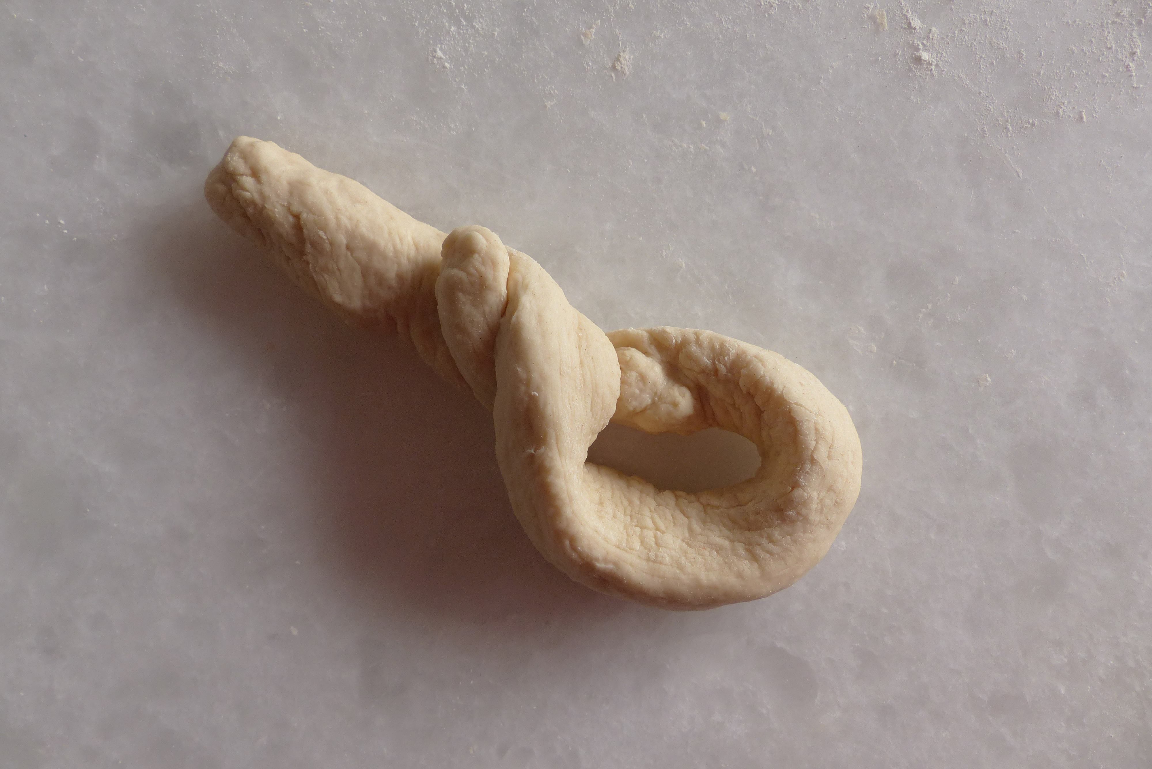 <p>Schlaufe von oben nach  u n t e n  gedreht und hingelegt.</p>