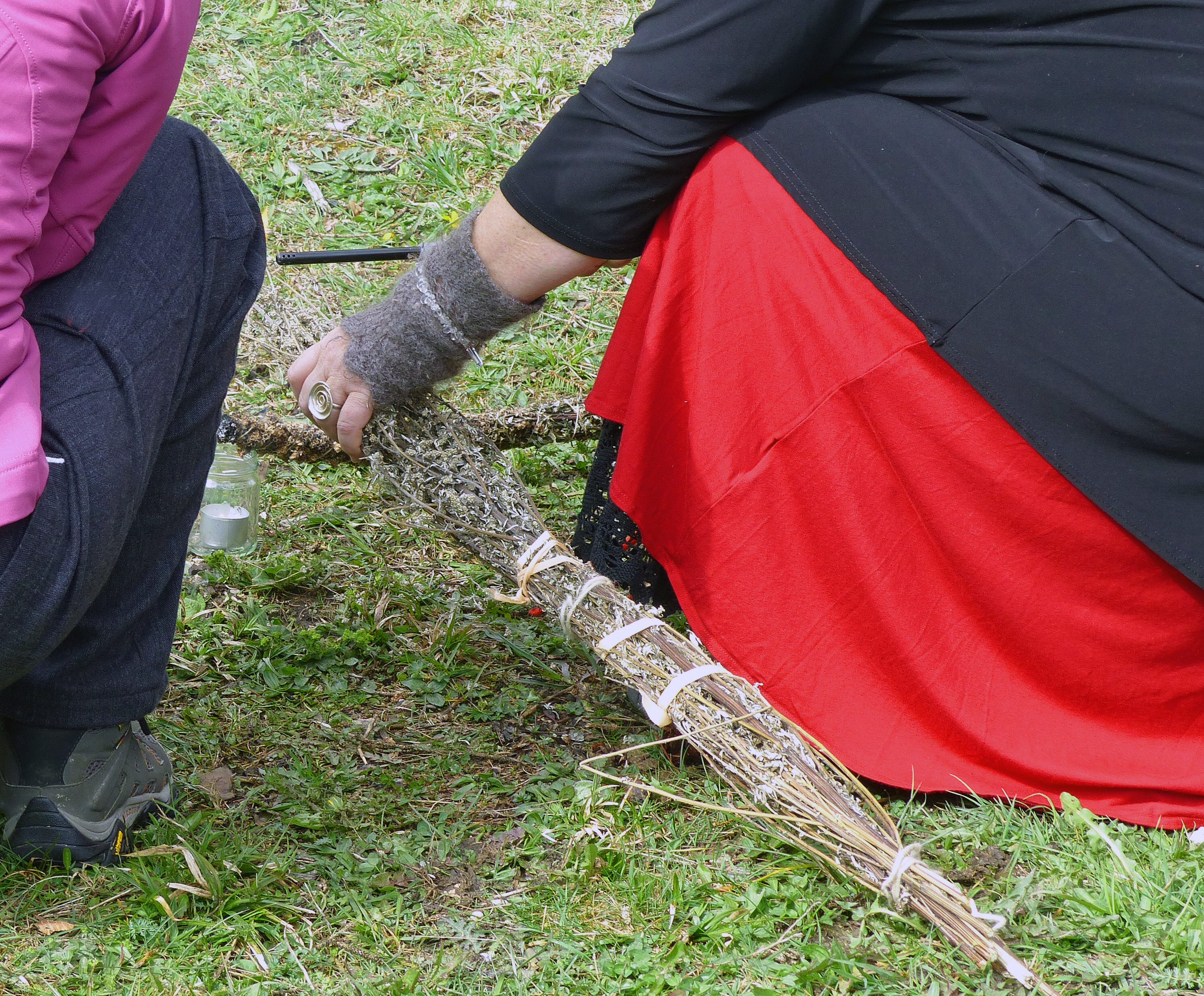<p>Dieses Beifußbündel wird oben angezündet und anschließend in die Erde gesteckt.</p>