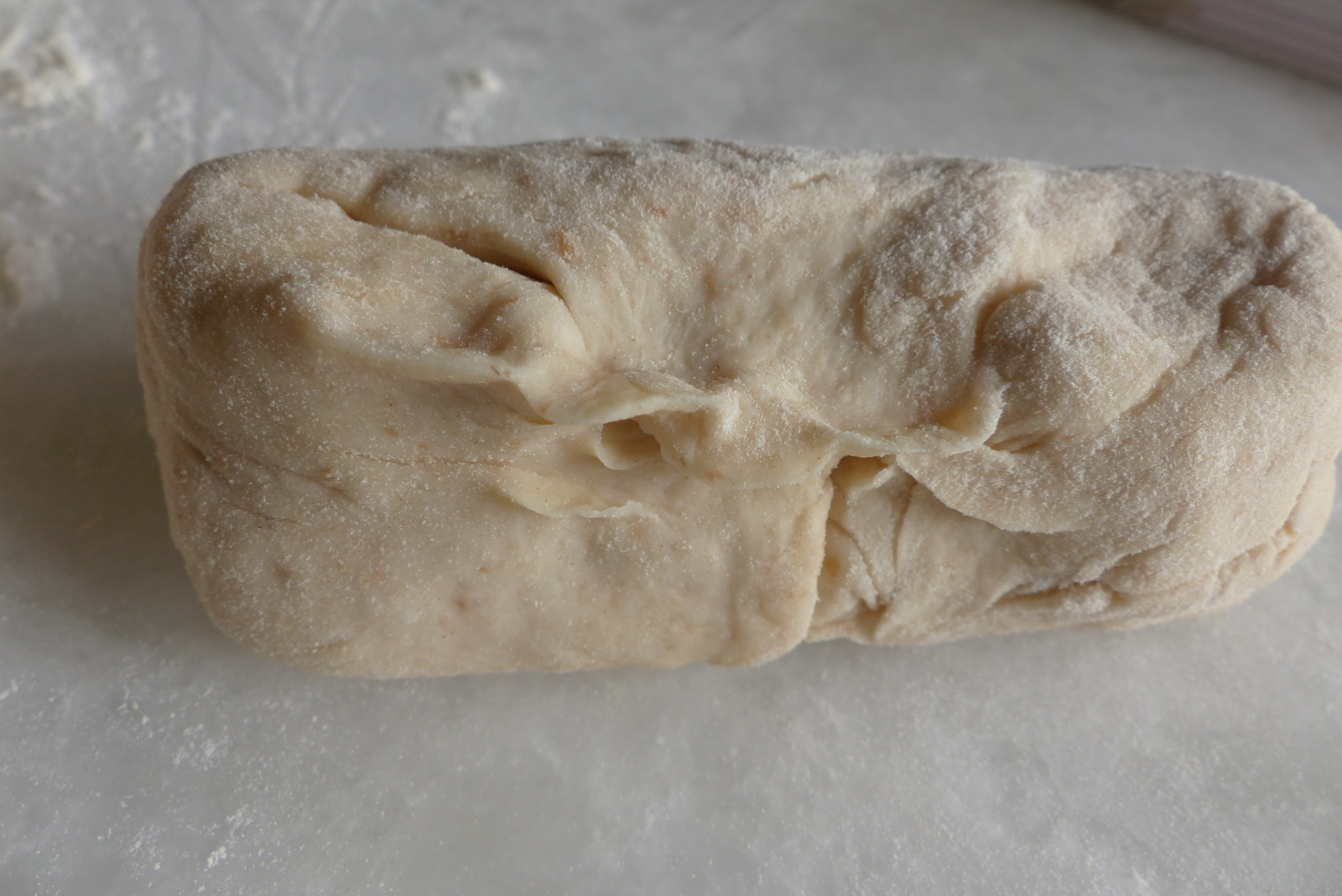 <p>Die Enden nach innen schlagen.</p>