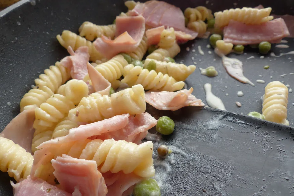 Nudelpfanne mit Schinken, Erbsen