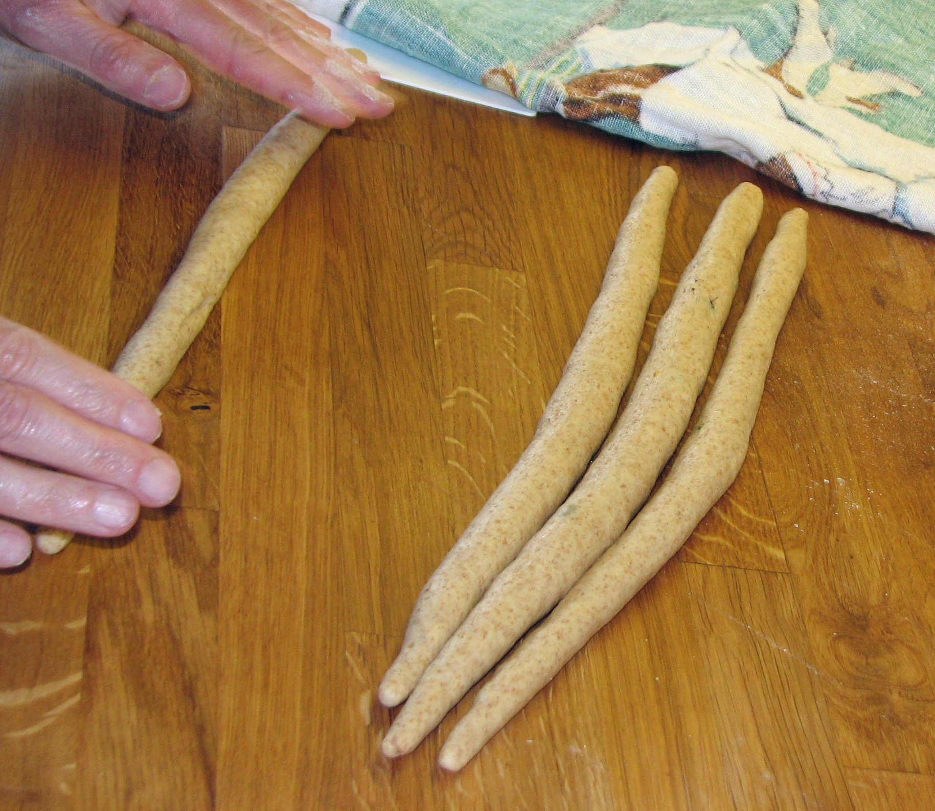 <p>Aus den kurzen, dicken Rollen wurden Teigstränge in benötigter Länge gerollt.</p>