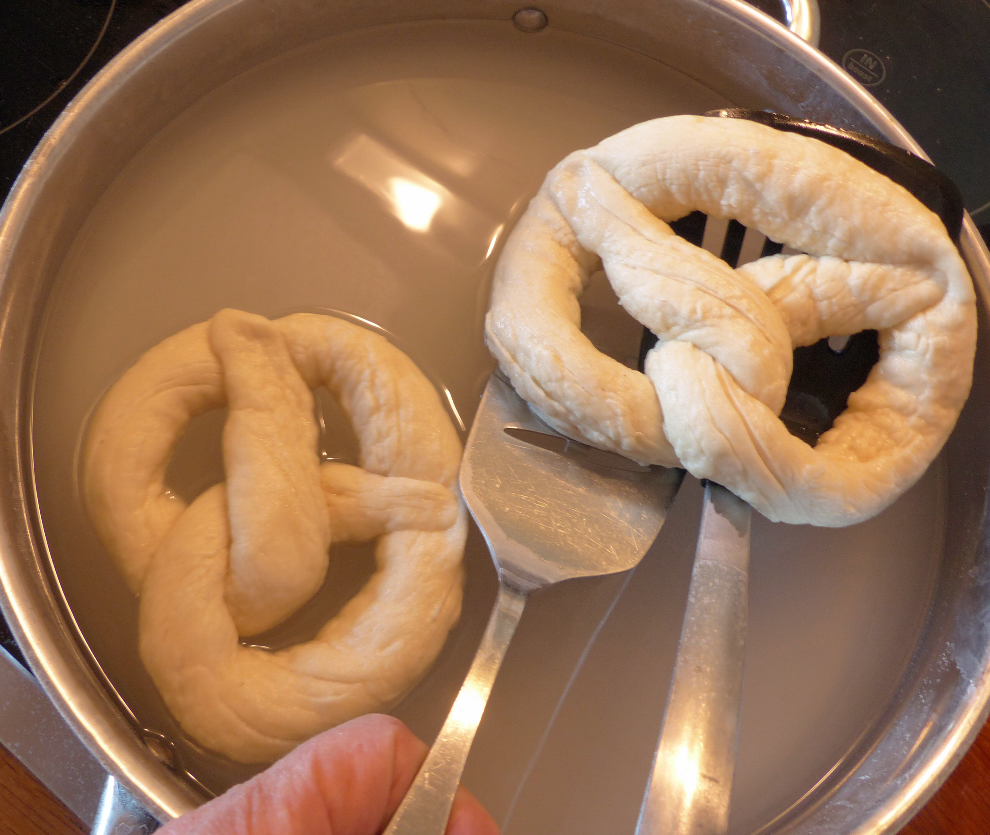 <p>Teiglinge mit ihrer Oberseite nach oben herausheben.</p>