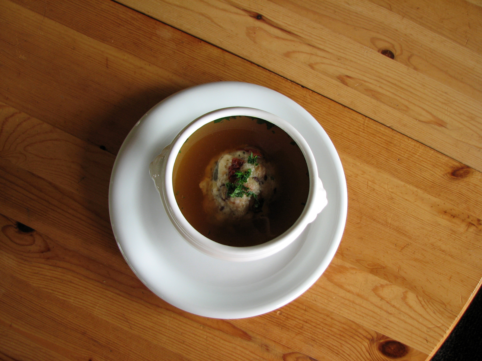 <p>Nur der erste Knödel wird in einer würzigen Fleischsuppe (Brühe) verspeist. </p>