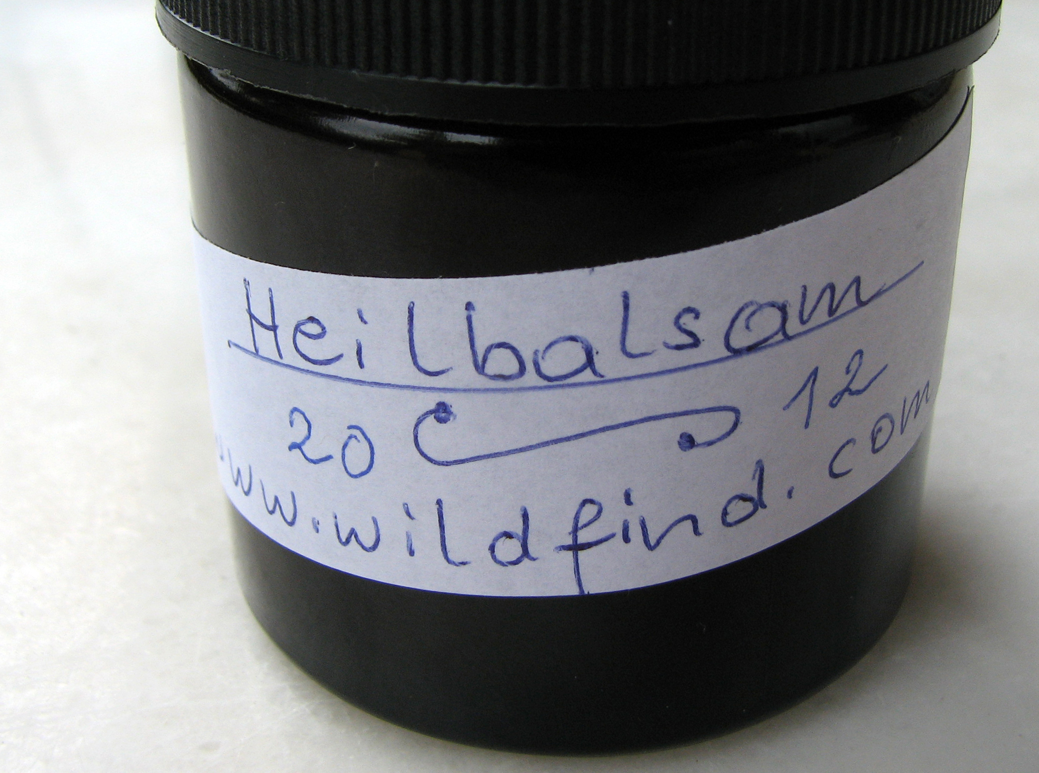 <p>Kühl und dunkel aufbewahrt hält der Balsam bis zu 3 Jahren.</p>