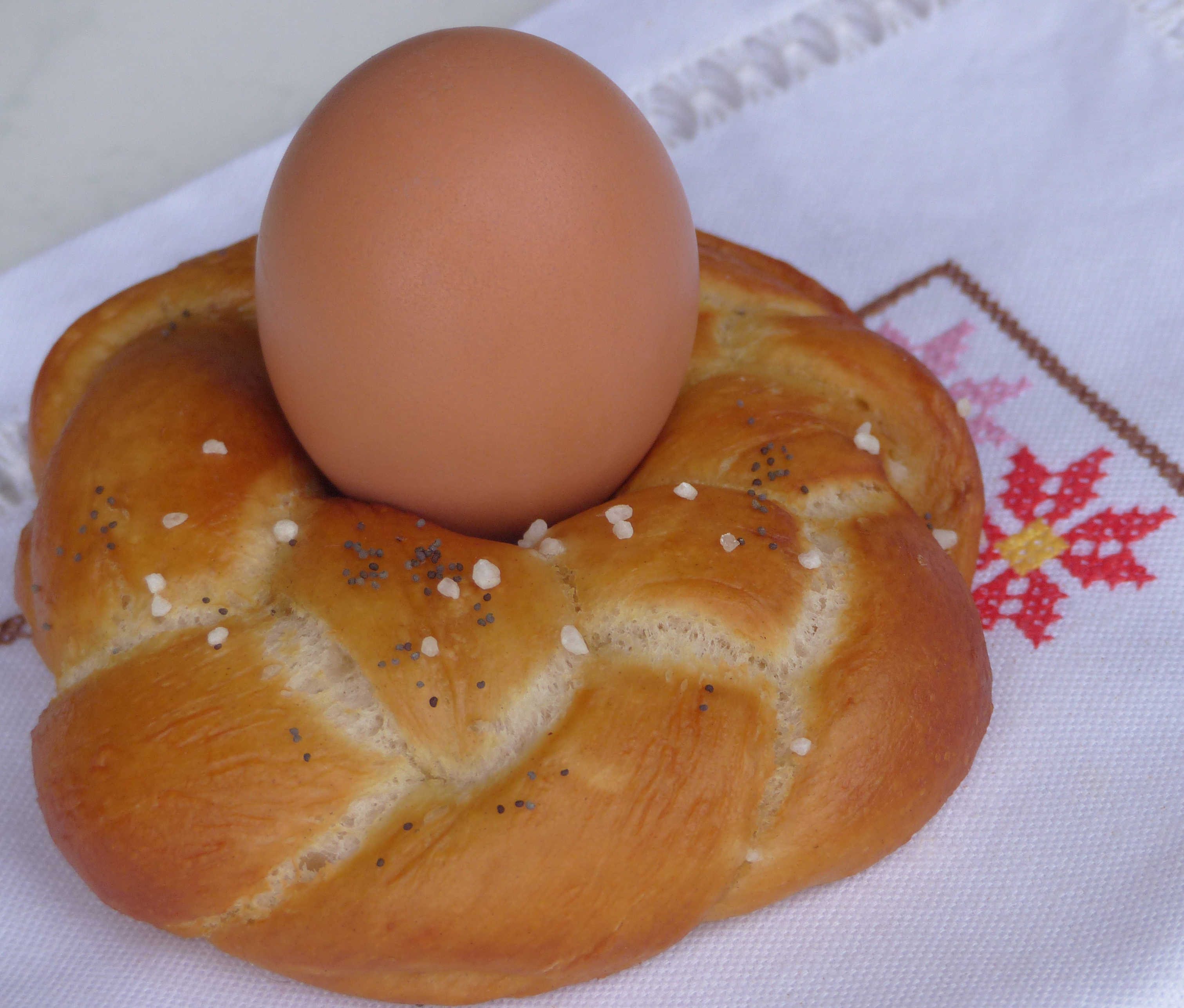 <p>Kleiner, <a data-entity-substitution="canonical" data-entity-type="node" data-entity-uuid="774212a9-7892-4c11-9b73-767deec43fc1" href="/node/9816">gelaugter </a>Dreistrangzopf als Osterkränzchen.</p>