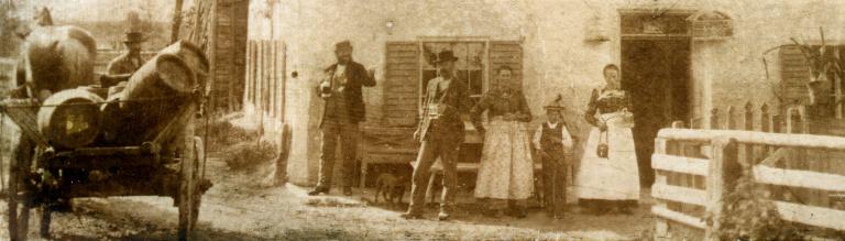 <p>Osterthor 1918: Frisches Bier ist eingetroffen. Klein-Mariedl (mit Hütestock) ist vom Kühetreiben zurück.</p>