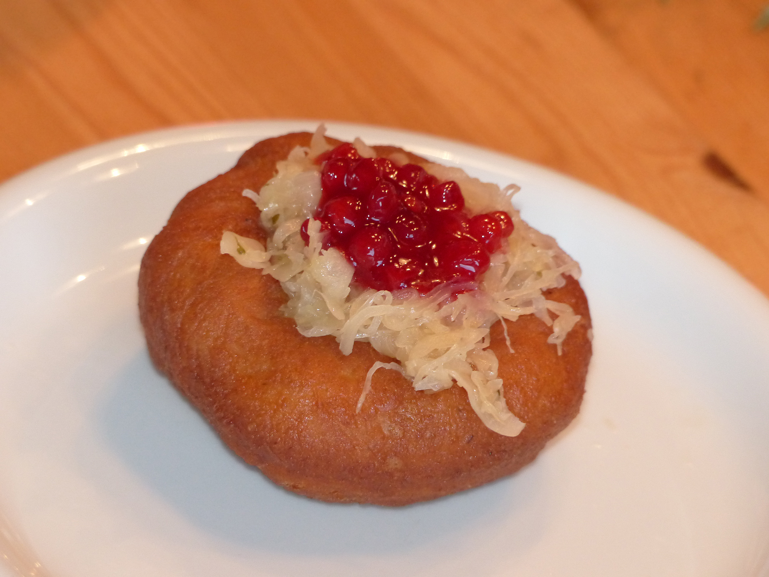 <p>Kiachl / Bauernkrapfen mit traditioneller süß-saurer Füllung: Sauerkraut und Preiselbeeren.</p>